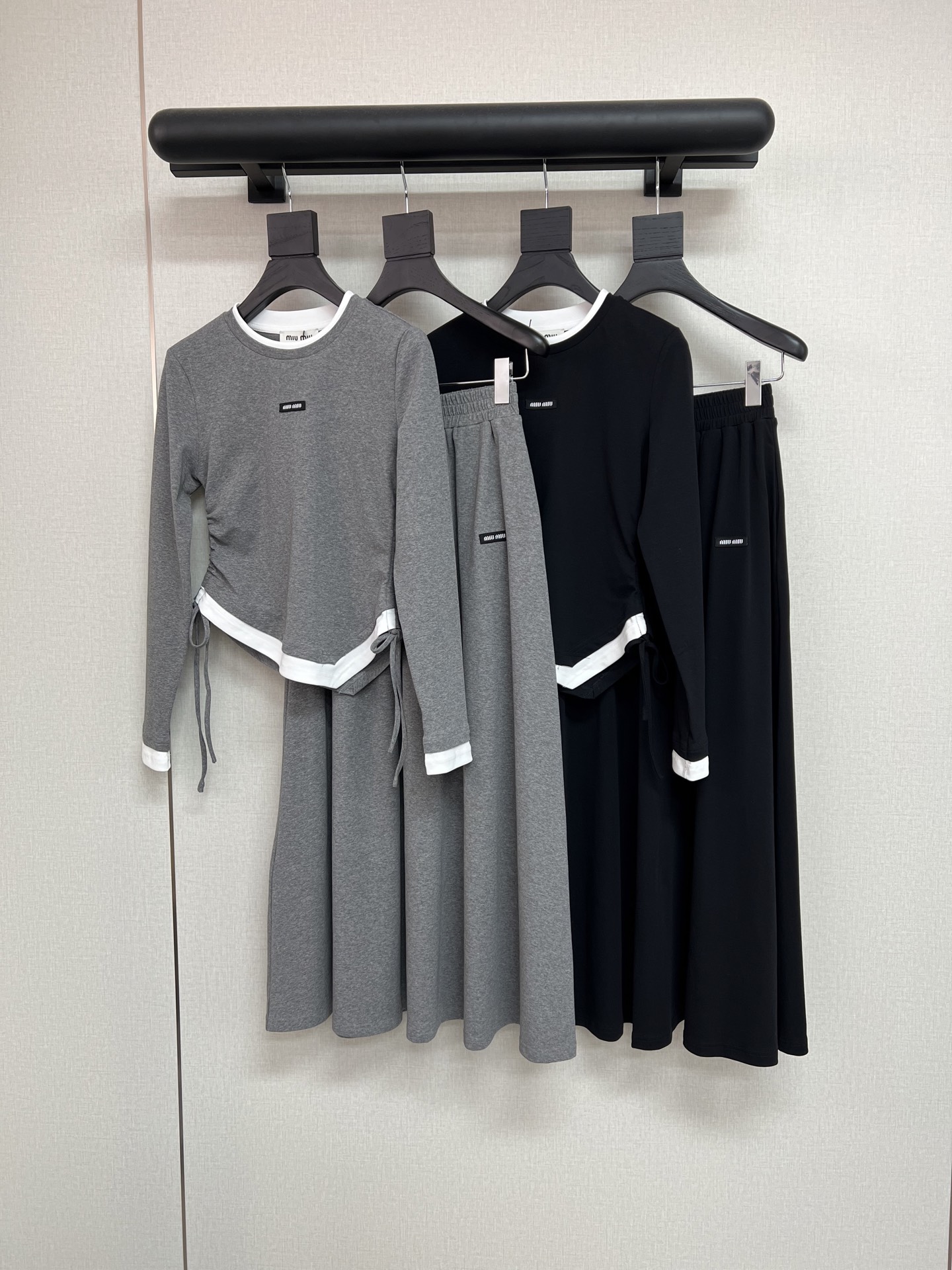 NO:500864,High-quality miumiu2025 early autumn new irregular fake two-piece contrasting color side drawstring design top long skirt suit waist-hugging style body super good-looking chest silicone brand logo decoration high-quality gray black SML, miumiu, skirts, alexander wang19860909高品质miumiu2025早秋新款不规则假两件撞色侧边抽绳设计上衣长半裙套装收腰版型身上超级好看胸前硅胶牌logo装饰高品质灰色黑色SML,,miumiu,skirts,alexander wang,Women's clothing