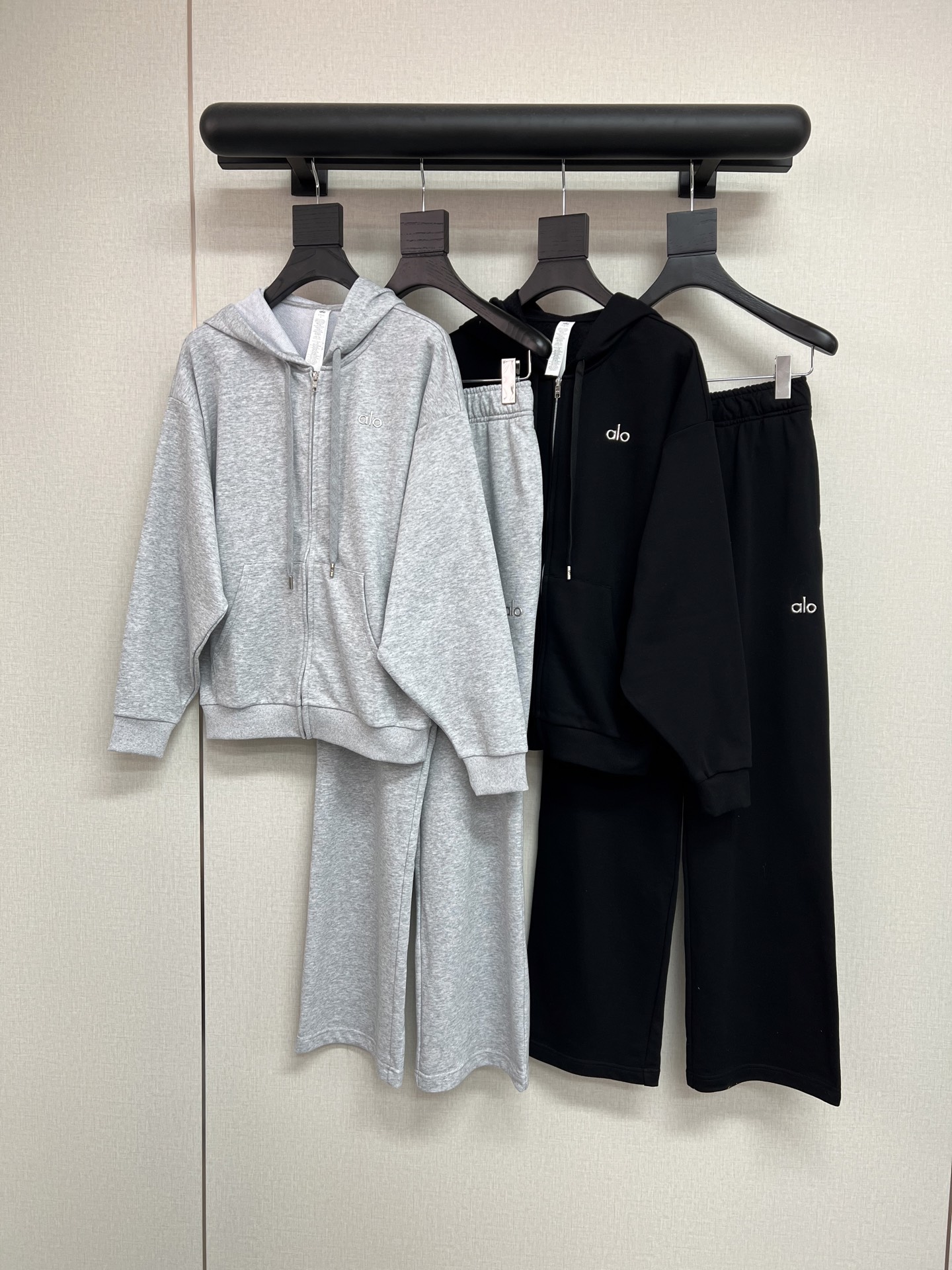 NO:504185,High-quality alo zippered hooded cardigan, super good-looking G-net main series, loose silhouette comfortable and casual, customized, modified thin sweatshirts, three-dimensional offset embellishment, simple and elegant, customized hardware accessories~detail control, can be matched with series trousers SML,,hoodie, sweatshirts, jackets & coats,hats,alexander wang19860909外套长裤高品质alo 拉链连帽开衫 超好看的G网主打系列 宽松廓形舒适休闲 元版购入定制 改了薄的的卫衣棉 立体胶印点缀 简约大方 定制五金辅料～细节控 可以搭配系列长裤 SML,,hoodie,sweatshirts,jackets & coats,hats,alexander wang,Women's clothing