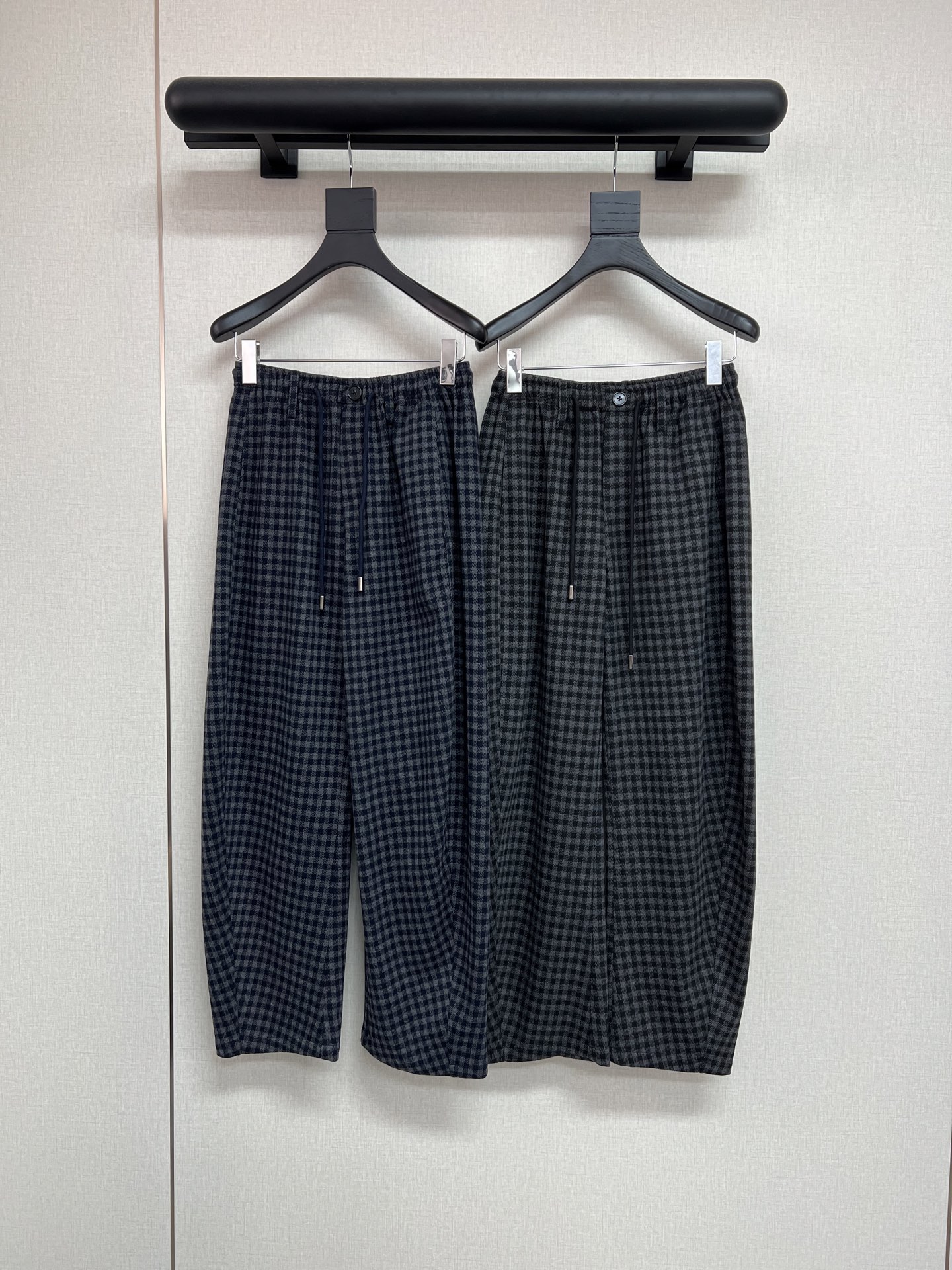 NO:504200,High-quality Cay*la universal plaid scimitar pants in autumn and winter, the same single item in Bailu, and many private clothes have pants to wear. It is really a super versatile autumn and winter artifact!  Scimitar pants are a perfect dark horse tailoring this year~ Fashionable and very modified leg shape Royal blue/black SML, alexander wang19860909高品质 Cay*la秋冬万能格子弯刀裤 白鹿同款单品 好多次私服都有穿搭的裤子 真的是超级百搭的秋冬神器！ 弯刀裤型今年妥妥的黑马剪裁～ 时尚还非常修饰腿型 宝蓝色/黑色 SML,,alexander wang,Women's clothing