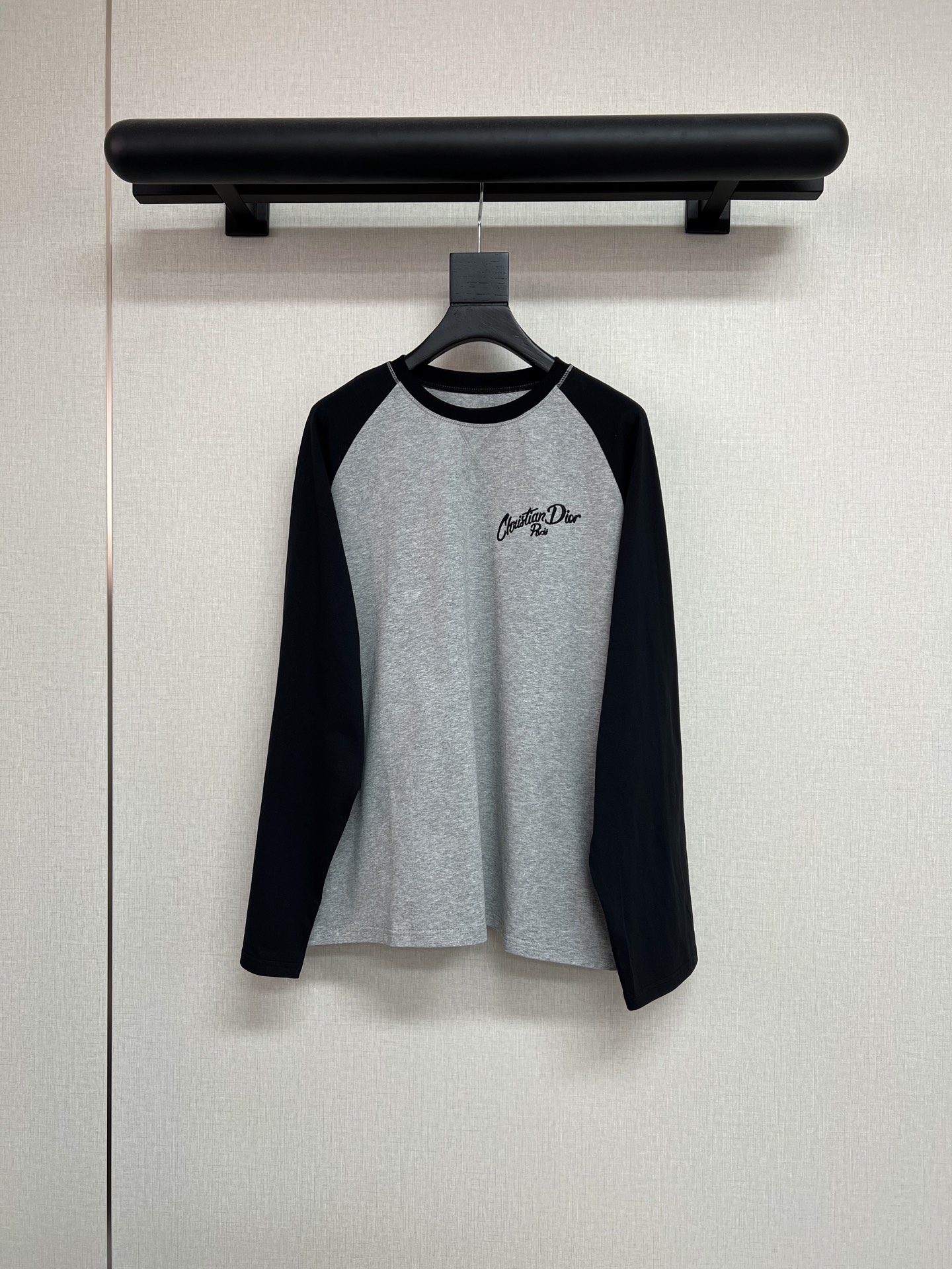 NO:504209,High-quality di*r 2025 early autumn series Simple and beautiful, very versatile raglan sleeve long-sleeved T-shirt Yuan version is a big children series, modified for adult style, three-dimensional CD embroidery, versatile and versatile, whatever items you have with the lower body are OK, items that don’t worry about when going out SML, tees, t-shirt, alexander wang19860909高品质di*r 2025早秋系列 简简单单的好看 很百搭的插肩袖长袖T恤 元版是大童系列 改了成人款 立体CD刺绣 百搭百搭 下半身配什么单品都OK 出街不用愁的单品 SML,,tees，t-shirt,alexander wang,Women's clothing