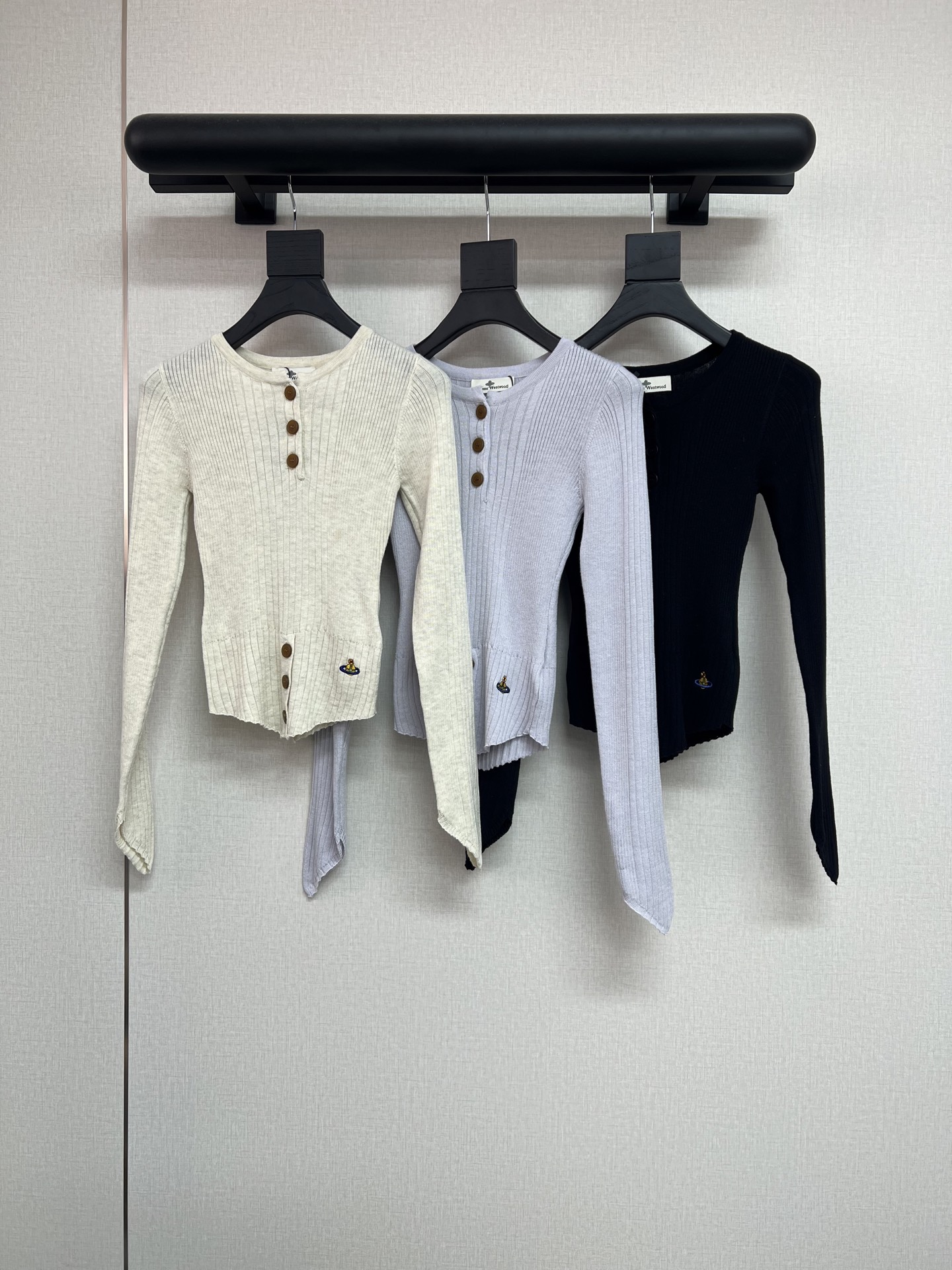 NO:504194,High-quality Saturn Vivienne Queen Mother, hot girls' knitted items, different thicknesses, make the whole dress three-dimensional and vivid, the V-shaped tailoring on the hem is really thin, soft and fragrant taro purple/and super slim black, high-end oatmeal color SML, alexander wang19860909高品质土星Vivienne西太后 辣妹的针织单品 粗细不同的针织拼接 让整件衣服立体生动起来 下摆V字剪裁也是真的很显腰细 软香感的香芋紫/还有超显瘦的黑色 高级的燕麦色 SML,,alexander wang,Women's clothing