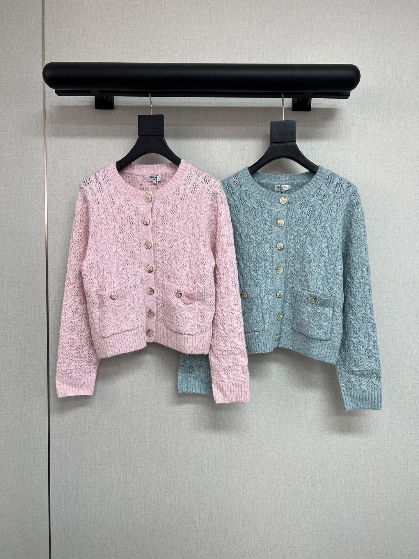 NO:504211,High-quality Little Flavor 25 Autumn and Winter Series Super beautiful macaron color system uses wool knitted fabric, full of velvet feel, soft and glutinous feel, three-dimensional fabric craftsmanship, and added sequin blend to make the whole dress lively, full of details, two-color SML,,alexander wang19860909高品质小香风25秋冬系列 超美的马卡龙色系 采用羊毛针织面料 绒感十足 软软糯糯的手感 面料立体工艺 还加入了亮片混纺 让整件衣服灵动起来 细节满满 两色SML,,alexander wang,Women's clothing