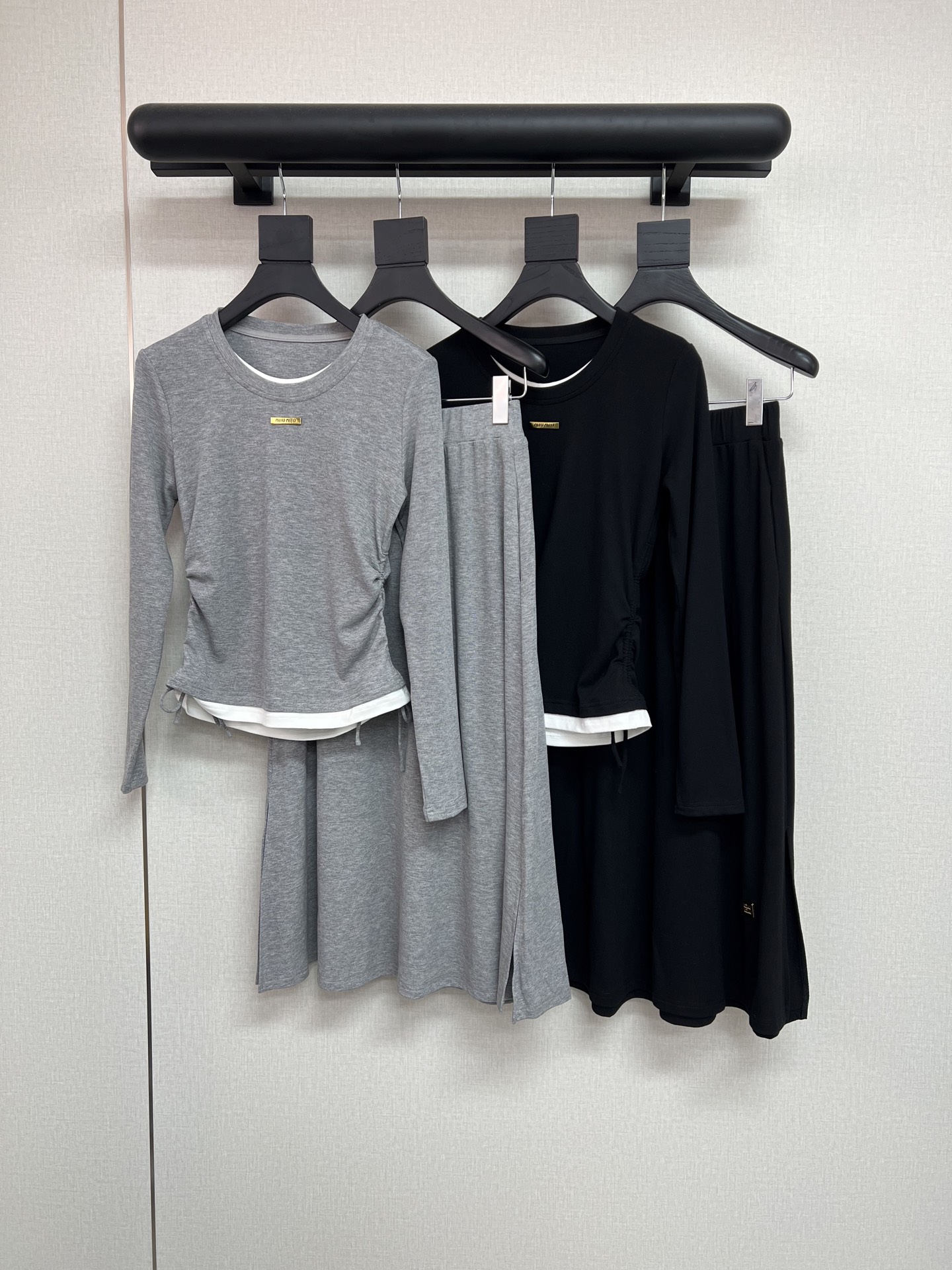 NO:505320,High-quality MiuMiu*2025 autumn new suit round neck long sleeve fake two-piece top A version long skirt top front center/skirt side corner custom letter logo metal brand decorative top waist drawstring design waist slimming skirt side slit design fabric soft skin-friendly casual and versatile two-color SML, miumiu, skirts, alexander wang19860909高品质MiuMiu*2025秋季新款套装圆领长袖假两件上衣A版长裙上衣前中/裙子侧角定制字母logo金属牌装饰上衣腰部抽绳设计收腰显瘦半裙侧边开衩设计面料柔软亲肤休闲百搭两色SML,,miumiu,skirts,alexander wang,Women's clothing