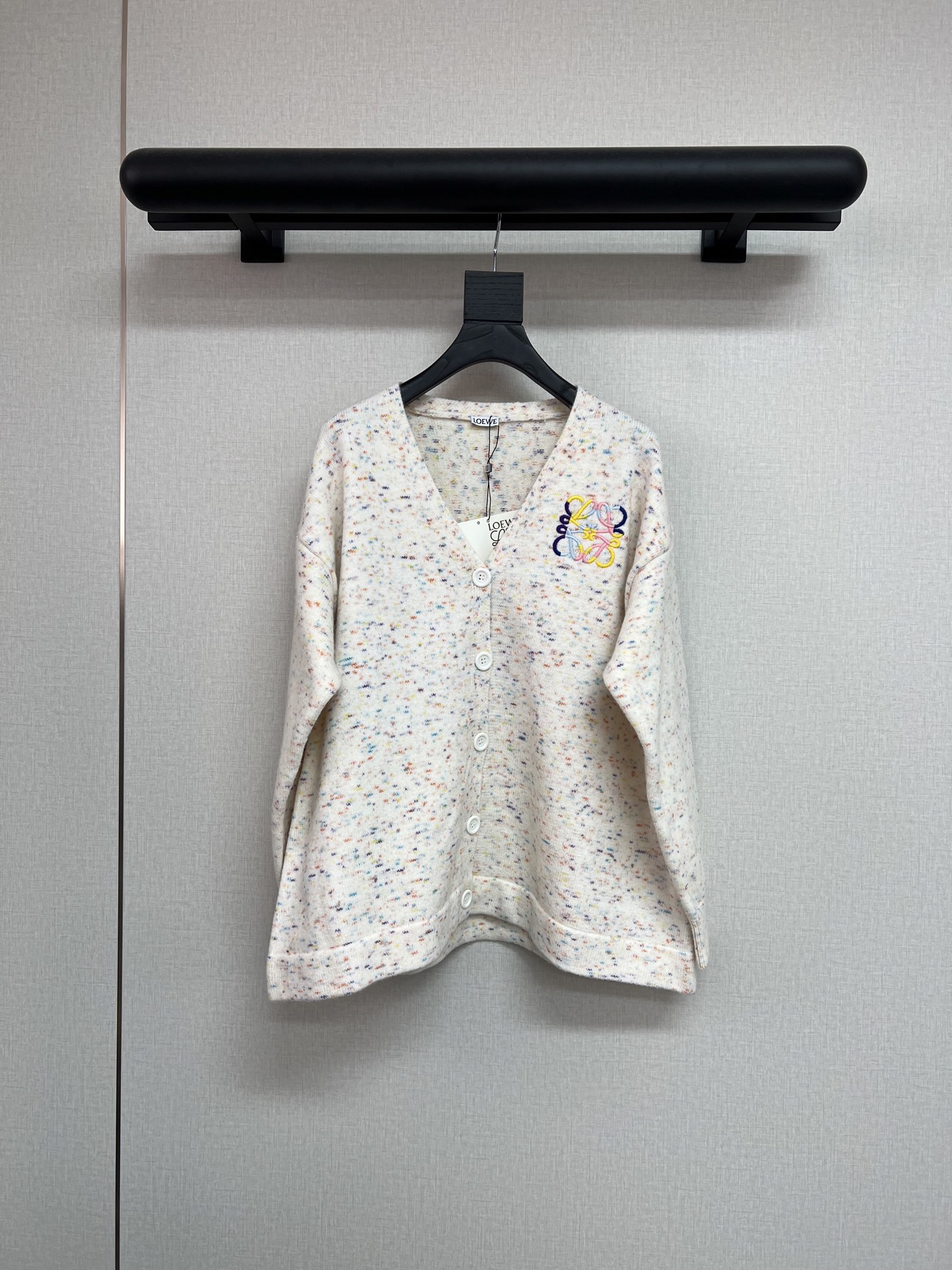 NO:505339,High-quality Loe*we 2025 autumn and winter series Dopamine colored sweaters Three-dimensional L home logo embroidery Who says autumn and winter only has dark colors Short sleeves and short style hot girls age-reducing feeling The cardigan is very special, the overall A-shaped large swaying is so beautiful when the shirt looks so beautiful SML, loewe, louis vuitton, sweaters, T-shirt, alexander wang19860909高品质Loe*we 2025秋冬系列 多巴胺的彩色毛衣 立体L家标志刺绣 谁说秋冬只有深色呢 短袖小短版型 辣妹减龄感 开衫很特别的是整体A字大摆 当罩衫可太好看了 SML,,loewe,louis vuitton,sweaters,T-shirt,alexander wang,Women's clothing