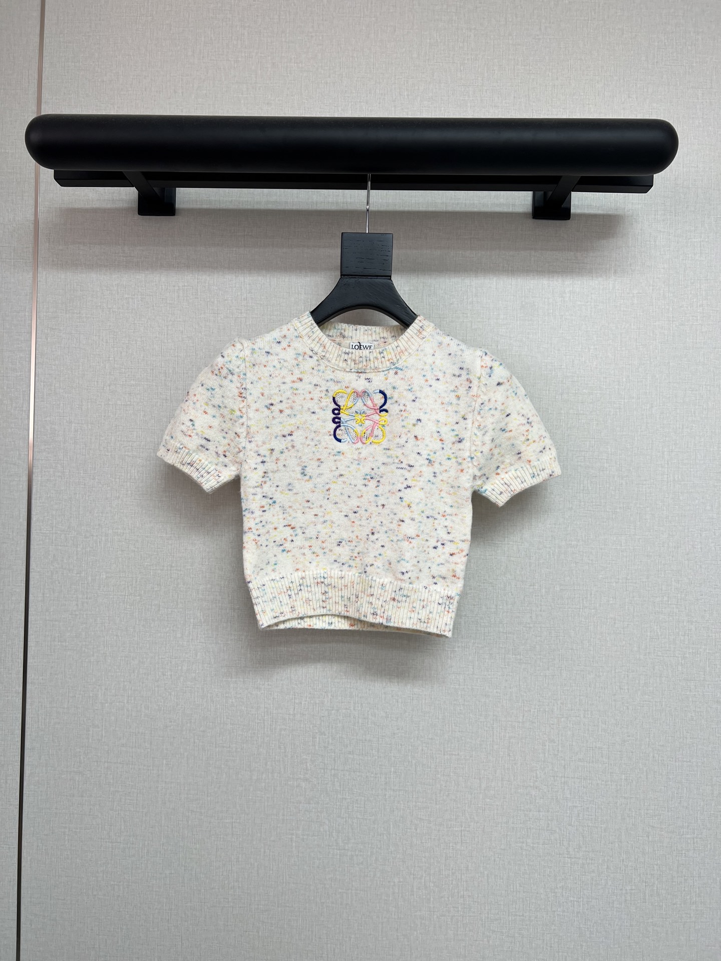 NO:505347,High-quality Loe*we 2025 autumn and winter series Dopamine colored sweaters Three-dimensional L home logo embroidery Who says autumn and winter only has dark colors Short sleeves and short style hot girls age-reducing feeling The cardigan is very special, the overall A-shaped large swaying is so beautiful when the shirt looks so beautiful SML, loewe, louis vuitton, sweaters, T-shirt, alexander wang19860909高品质Loe*we 2025秋冬系列 多巴胺的彩色毛衣 立体L家标志刺绣 谁说秋冬只有深色呢 短袖小短版型 辣妹减龄感 开衫很特别的是整体A字大摆 当罩衫可太好看了 SML,,loewe,louis vuitton,sweaters,T-shirt,alexander wang,Women's clothing