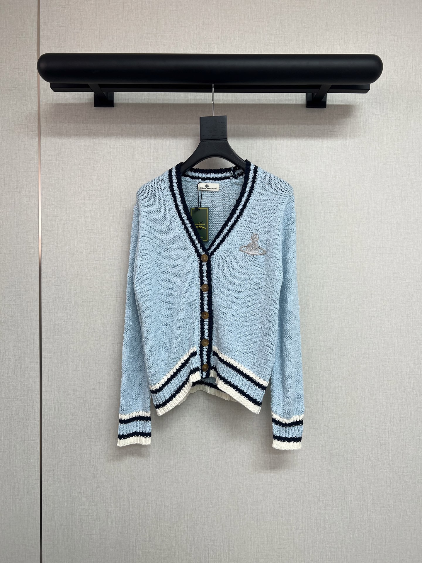 NO:508618,High-quality Saturn Vivienne autumn and winter Super beautiful glacier blue knitted cardigan is also a special yarn production. The contrasting color design is loose, lazy and fashionable. This color is really so special and beautiful. The cool feeling is coming to the face. SML, alexander wang19860909高品质土星Vivienne秋冬 超美的冰川蓝针织开衫 也是特种纱线生产 撞色设计宽松慵懒又时髦 这个颜色真的太特别太好看了 清冷感扑面而来 SML,,alexander wang,Women's clothing