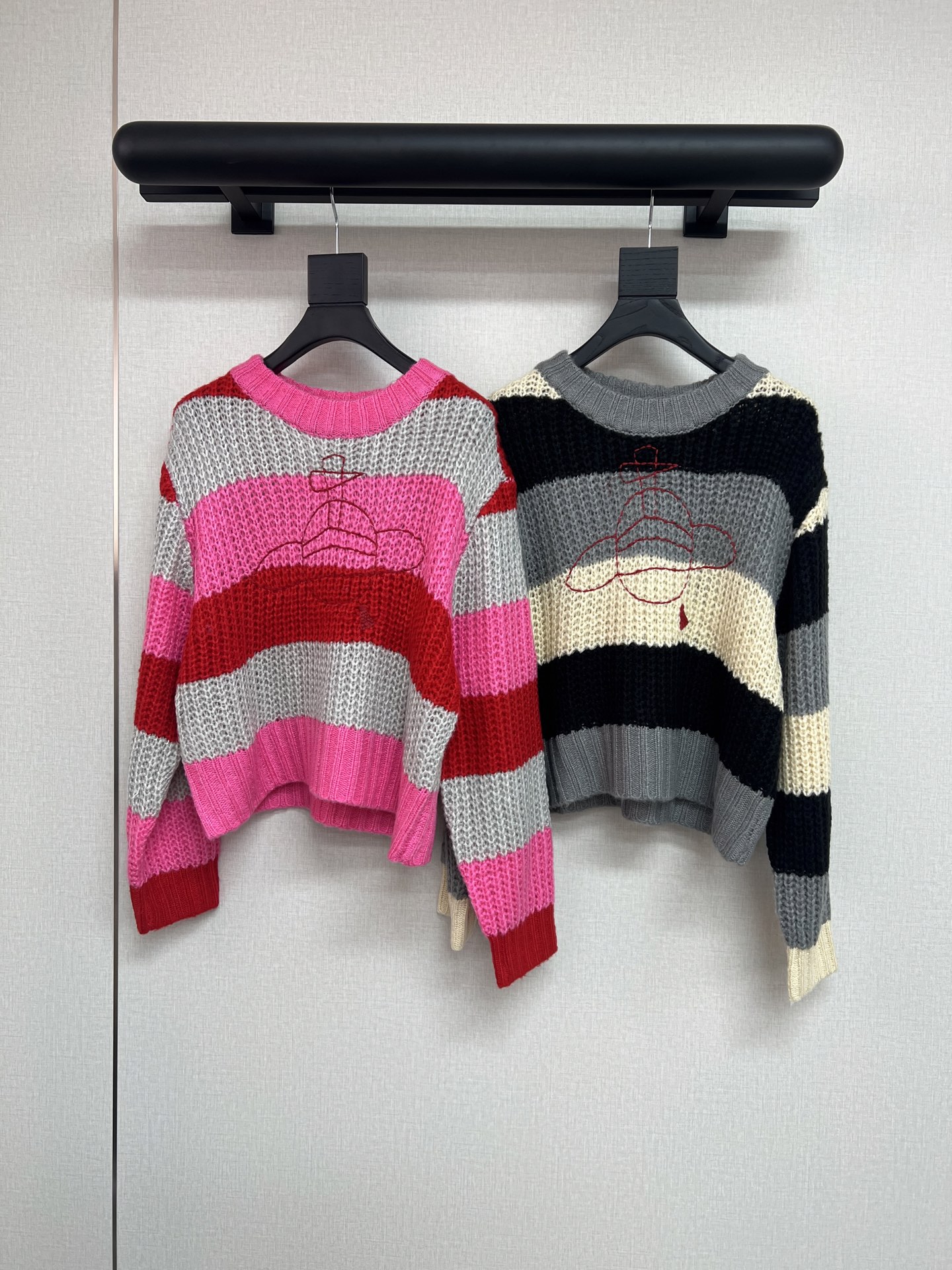 NO:508629,High-quality Saturn Vivienne autumn and winter Japanese limited series color-blocking sweaters This year's Queen Mother's cheating, so many beautiful clothes, color-blocking loose-shaped sweaters must-have items in autumn and winter, two colors into SML, sweaters, alexander wang19860909高品质土星Vivienne秋冬 日本限定系列拼色毛衣 今年的西太后开挂啦 好多好看的衣服呢 拼色宽松廓形毛衣秋冬必备单品 两色入 SML,,sweaters,alexander wang,Women's clothing