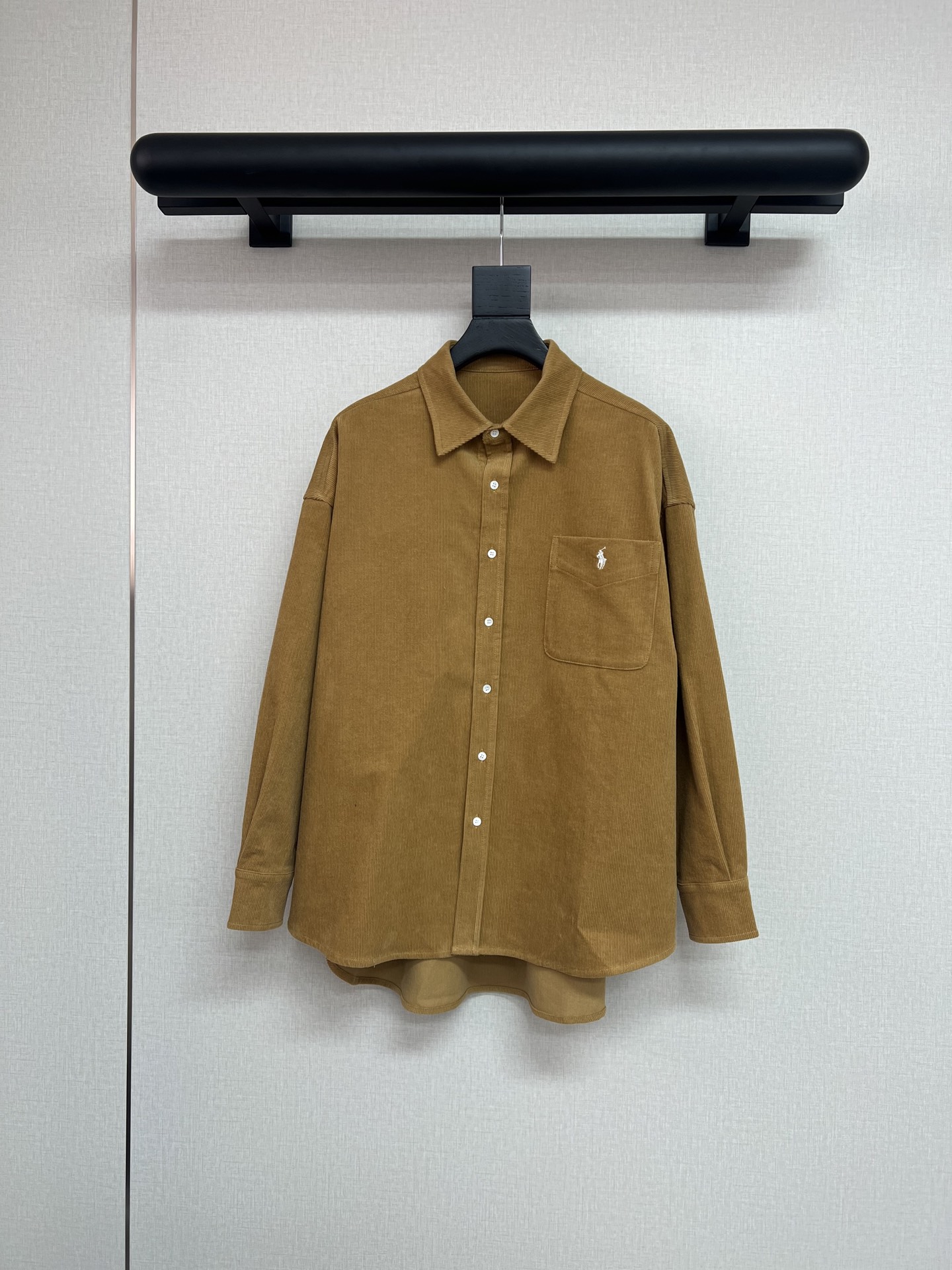 NO:508589,High-quality Raf*2025 autumn and winter series. Old money style still depends on Raf. It uses corduroy fabric, brown tone, classic loose shirt style, very versatile and retro~ SML,,alexander wang19860909高品质拉夫*2025秋冬系列 老钱风还是要看拉夫 采用灯芯绒面料 棕色基调 经典的宽松衬衣款式 很百搭很复古～ SML,,alexander wang,Women's clothing