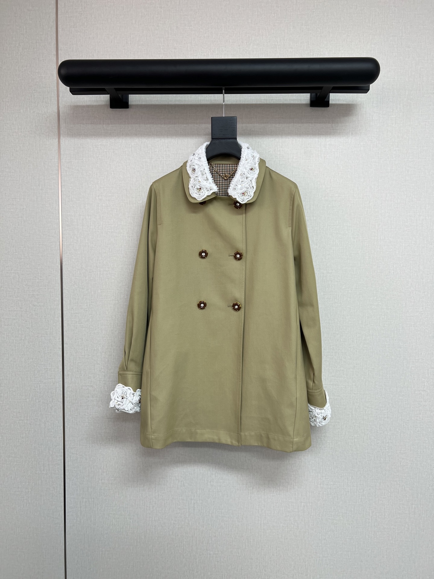 NO:533750,High-quality La*Fame2025 autumn and winter series Zhao Meiyan's same windbreaker~ A beautiful beauty style that is really beautiful at first sight. Customized Organya lace hand-made beads made with detachable. They are all hidden buttons and are also convenient to clean. The overall A-swing doll style SML, alexander wang19860909高品质La*Fame2025秋冬系列 赵美延同款风衣～ 真的一眼好看的美女款 定制的欧根纱拼蕾丝手工钉珠 做了可拆卸的 都暗扣哦 也方便清洗 整体是A摆娃娃版型 SML,,alexander wang,Women's clothing