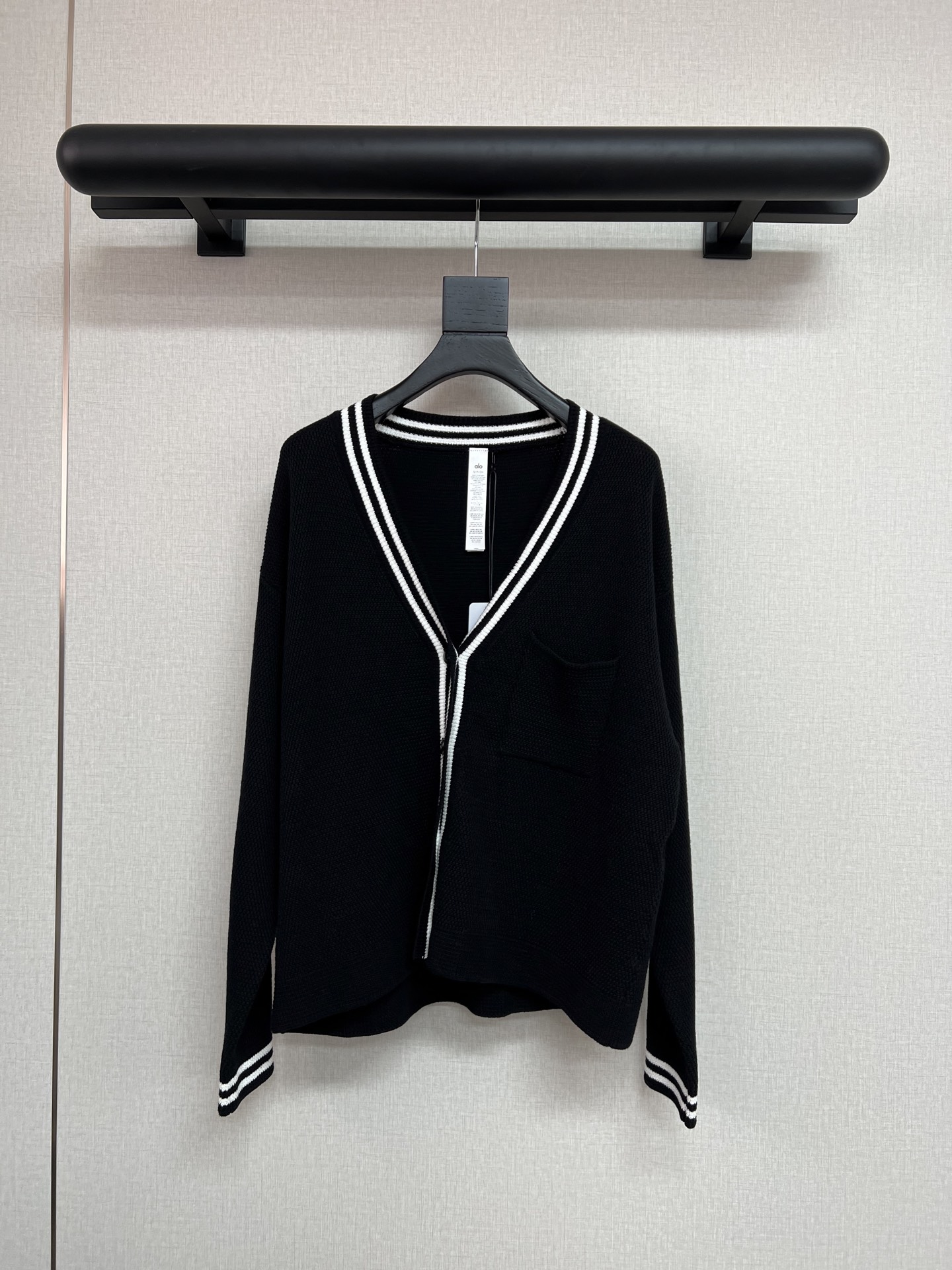 NO:534250,High-quality alo super hot knitted series jisoo/kendou same style. This series was also bought for the Yuan version. 4 styles of cardigan/V-neck/skirt/dress. A classic series that can be worn all year round. SML, skirts, alexander wang19860909高品质alo超火针织系列jisoo/肯豆同款 这个系列也是买了元版做 开衫/V领/半裙/连衣裙4个款 一年四季都可以穿的经典系列 SML,,skirts,alexander wang,Women's clothing