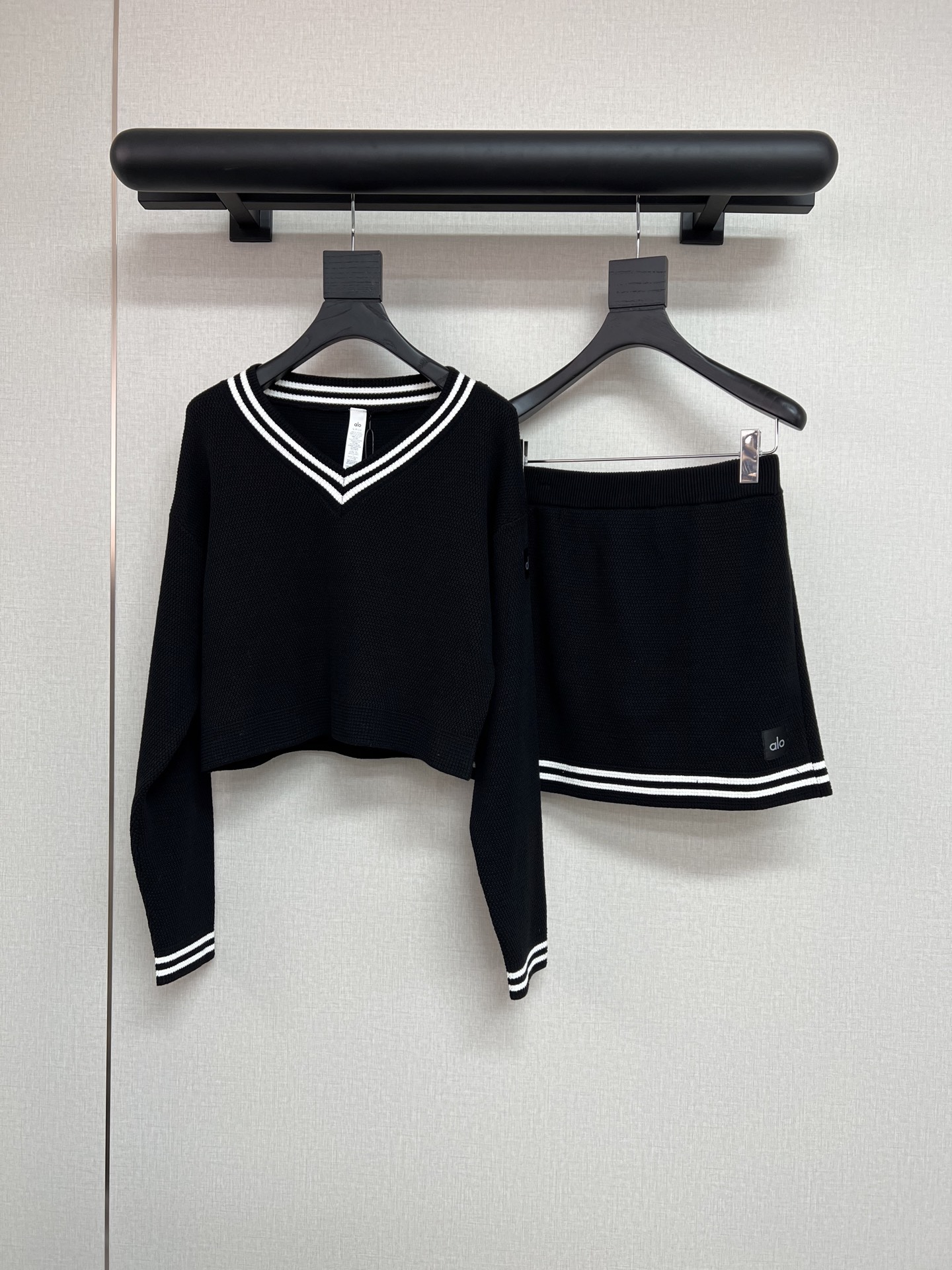 NO:534238,Tops Skirts 205 high-quality alo super hot knitted series jisoo/kendou same style. This series was also bought for the Yuan version. Cardigan/V-neck/skirt/dress 4 styles. Classic series that can be worn all year round. SML, skirts, alexander wang19860909上衣 半裙205高品质alo超火针织系列jisoo/肯豆同款 这个系列也是买了元版做 开衫/V领/半裙/连衣裙4个款 一年四季都可以穿的经典系列 SML,,skirts,alexander wang,Women's clothing