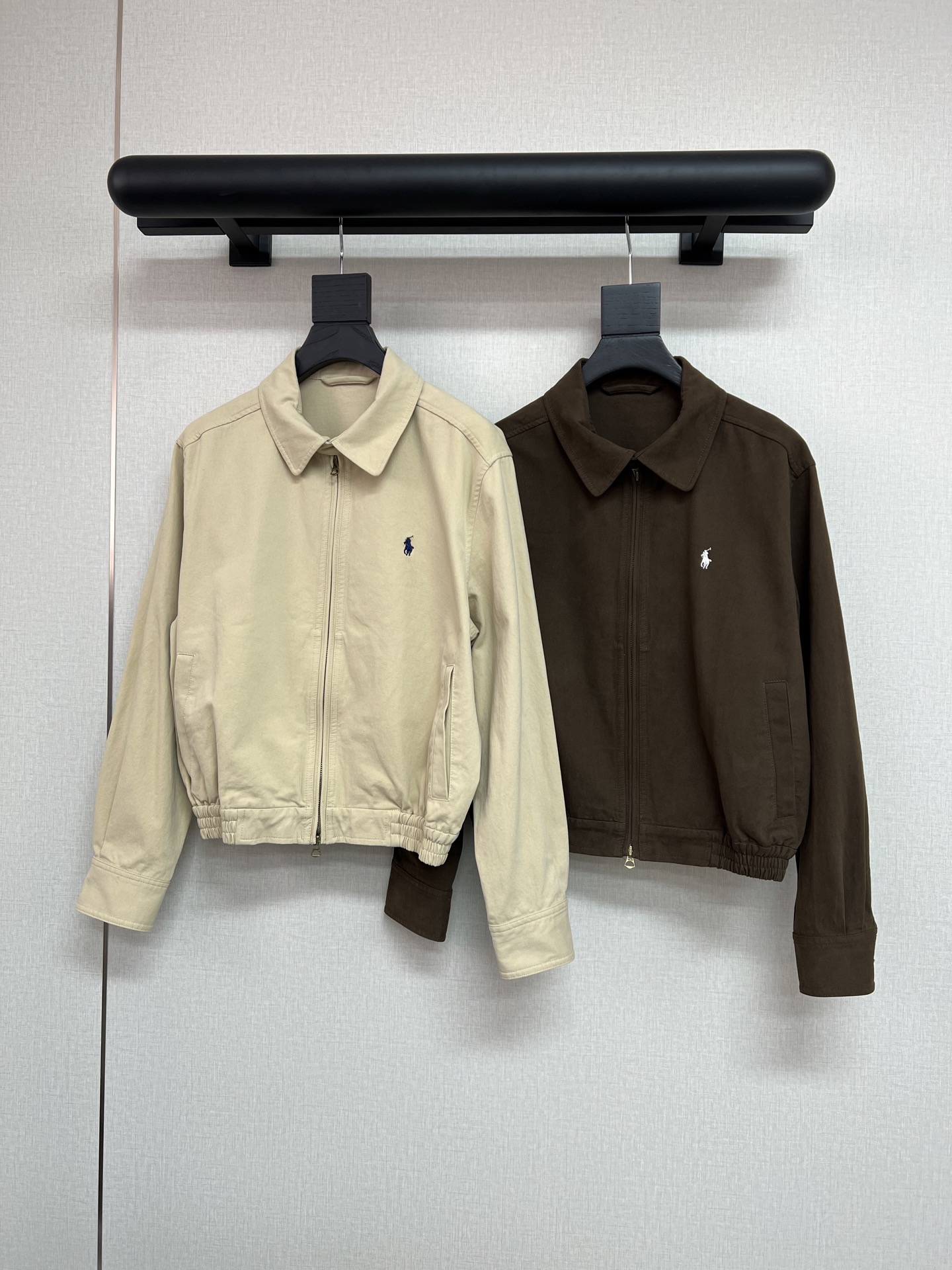 NO:534246,High-quality Raf*2025 autumn and winter series The old cadre jacket is here again. Classic style, new colors and new fabrics. Old-fashioned and retro (the fabric feature is old) uses super soft carbon grinding cotton~ The touch is super soft and delicate!  God Brown/Khaki SML, Jackets & coats,alexander wang19860909高品质拉夫*2025秋冬系列 老干部夹克又来啦 经典版型新色新面料 做旧感复古（面料特色就是作旧） 采用超柔碳磨洗水棉～ 手感超级柔软细腻！ 神棕色/卡其色SML,,jackets & coats,alexander wang,Women's clothing