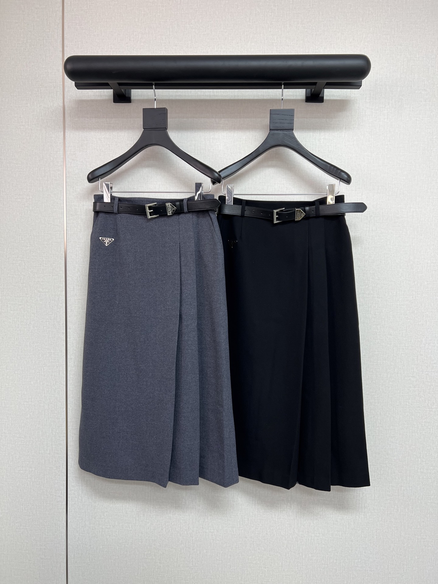NO:534251,High-quality PARD* 25 autumn and winter new thickened skirt/triangle brand logo/matched with high-end belt/gray black SML, skirts, alexander wang19860909高品质PARD*25年秋冬新款加厚半裙/三角牌Logo贴牌/搭配高级腰带/灰色黑色SML,,skirts,alexander wang,Women's clothing