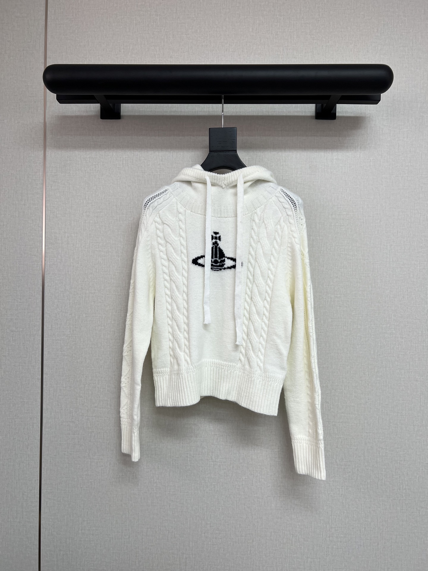 NO:534269,High-quality Saturn Vivienne Queen Mother The Queen Mother of the Cialis is really cheating this year. There are so many beautiful sweaters. This white sweater is soft and glutinous and beautiful. The hooded design is casual and fashionable. The pattern design of spliced ​​twists and patterns embellished Saturn. Monochrome SML, sweaters, hats, alexander wang19860909高品质土星Vivienne西太后 今年的西太后真的开挂啦 出了好多好看的毛衣呢 这款白色毛衣软软糯糯又好看 连帽的设计休闲时髦 拼接麻花图案设计 点缀土星 单色SML,,sweaters,hats,alexander wang,Women's clothing