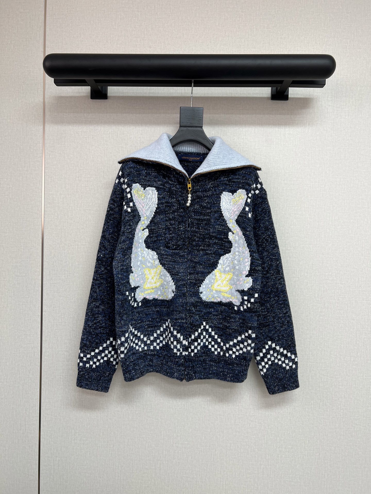 NO:534277,High-quality Louis Vuitto*nigo joint series Super good-looking joint series Contrasted colors and the whole dress is lit up. The blue sea tone is really good. Same style for men and women. Three-dimensional jacquard sweater. Pearl zipper button embellishment. Close your eyes. SML,,louis vuitton, sweaters, alexander wang.19860909高品质Louis Vuitto*nigo联名系列 超好看的联名系列 撞色搭配整件衣服都亮起来了 蓝色大海的基调搭配真的很好看 男女同款 立体提花毛衣 珍珠拉链扣子点缀 闭眼入 SML,,louis vuitton,sweaters,alexander wang,Women's clothing