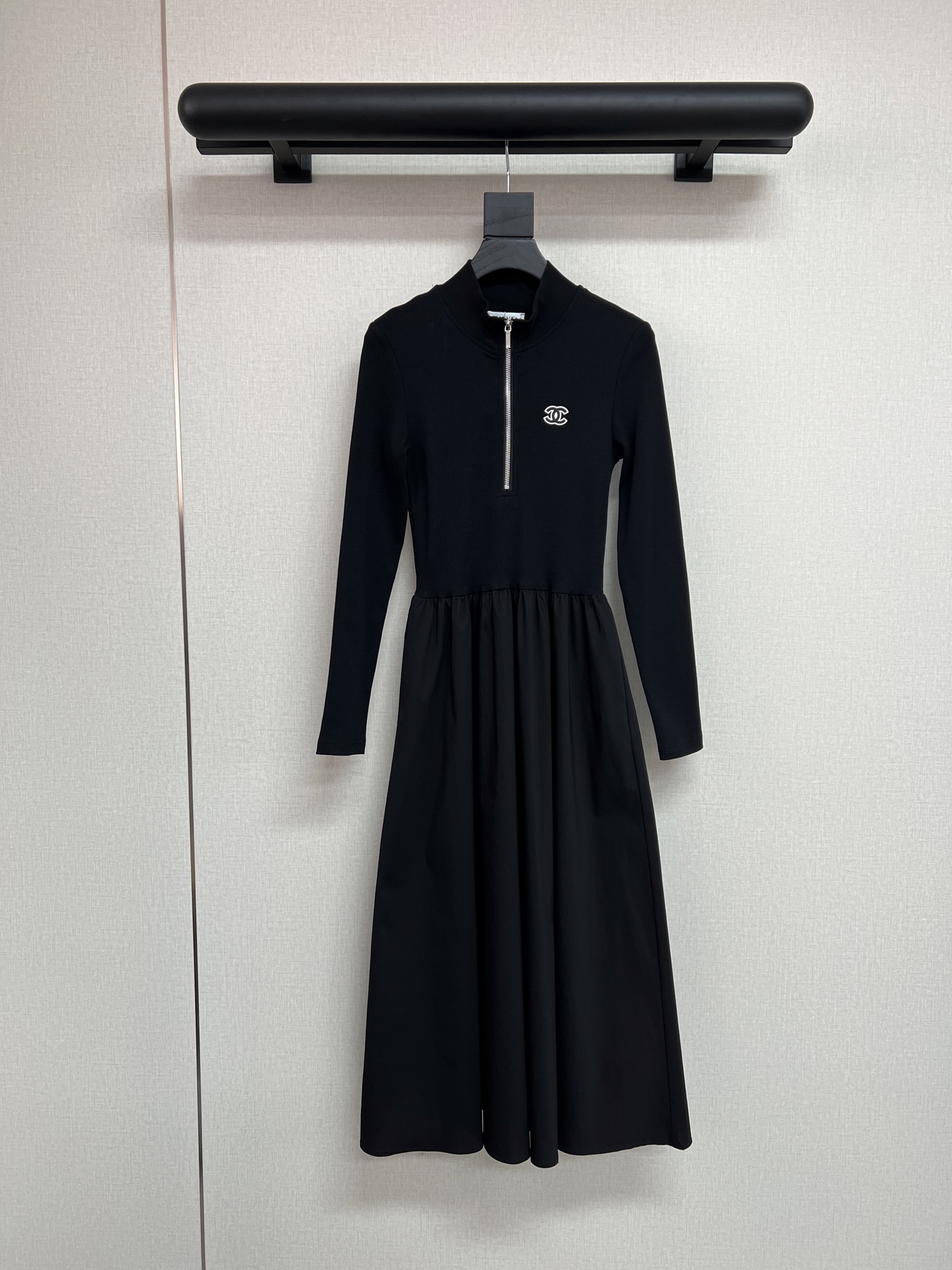 NO:534957,High-quality chane* autumn and winter new long-sleeved stretch thread spliced ​​shirt fabric dress chest contrast color double Clogo decorative semi-zipper lapel temperament large hem skirt waist slimming dress black SML, chanel, skirts, shirts, alexander wang19860909高品质chane*秋冬新款长袖弹力螺纹拼接衬衫面料连衣裙胸前撞色双Clogo装饰半拉链翻领气质大摆裙收腰显瘦连衣裙黑色SML,,chanel,skirts,shirts,alexander wang,Women's clothing