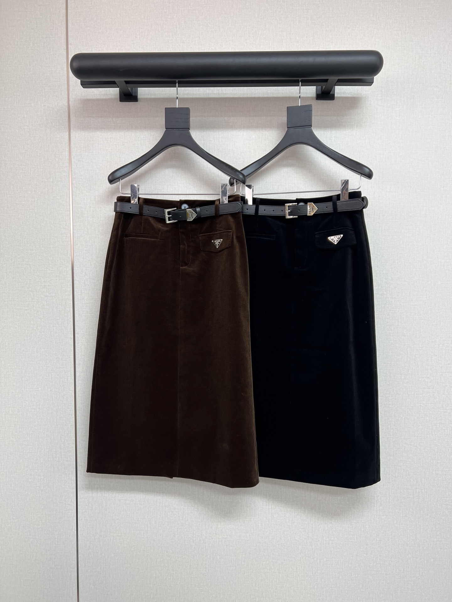NO:545129,High-quality PARD*25 autumn and winter new corduroy skirt/triangle brand logo design/matched with high-end belt/two-color SML, skirts, alexander wang19860909高品质PARD*25年秋冬新款灯芯绒半裙/三角牌Logo设计/搭配高级腰带/两色SML,,skirts,alexander wang,Women's clothing
