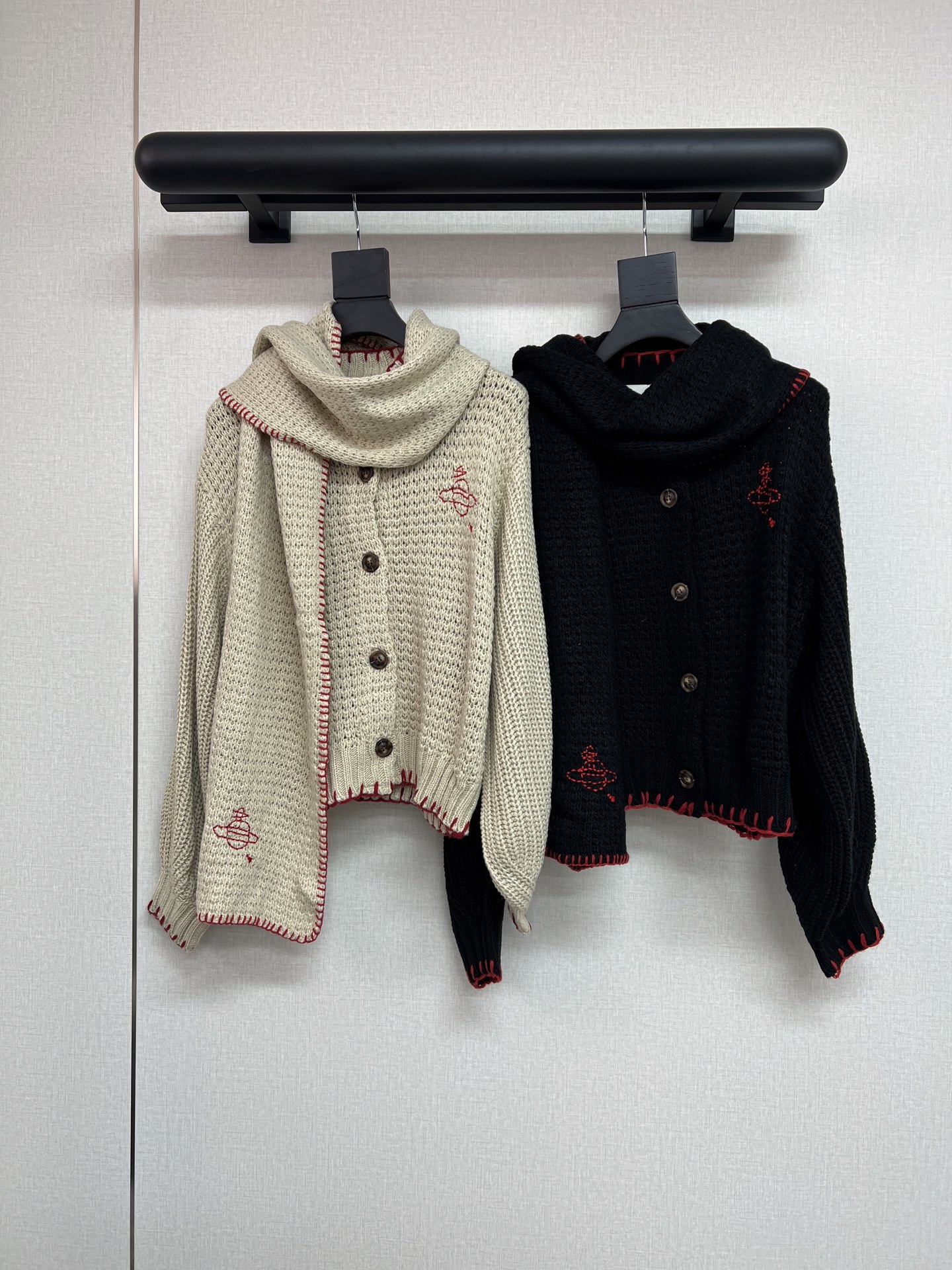 NO:549187,High-quality Saturn Vivienne Queen Mother The Queen Mother is really cheating this year~ There are so many beautiful sweater styles. This Japanese limited edition is really beautiful. The color combination design and a scarf. The two-piece set is really cost-effective. SML, sweaters, alexander wang19860909高品质土星Vivienne西太后 西太后今年真的开挂啦～ 超多好看的毛衣款式 这款日本限定真的太好看了呢 拼色设计还有搭配围巾 两件套真的太划算啦 SML,,sweaters,alexander wang,Women's clothing