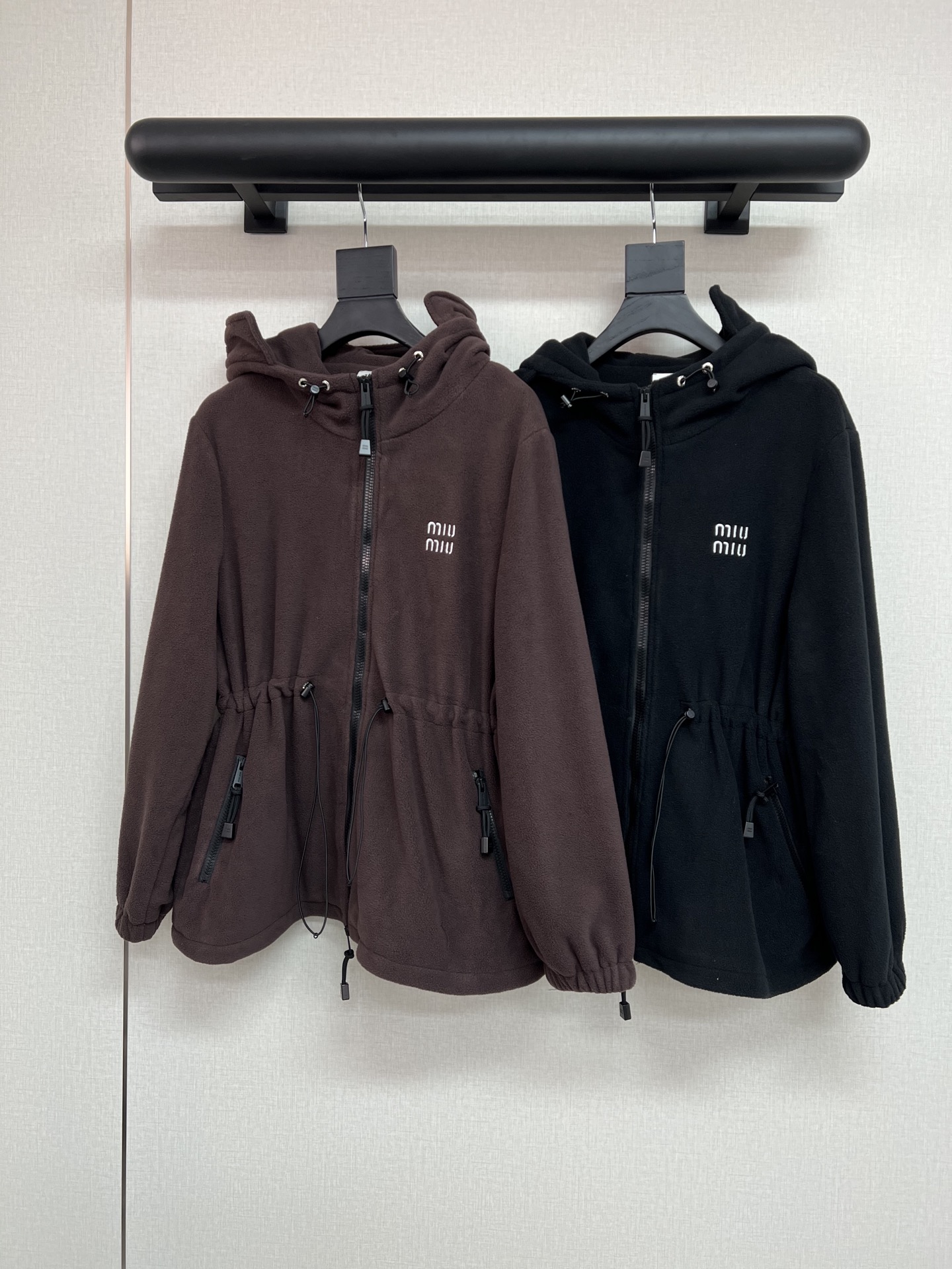 NO:561813,High quality MiuMi*/25SS new autumn and winter hooded casual jacket/Tydy velvet fabric/letter embroidery decoration/fine workmanship/two colors and three codes SML,,miumiu,jackets & coats,hats,alexander wang19860909高品质MiuMi*/25SS秋冬新款连帽休闲外套/太迪绒面料/字母刺绣装饰/做工精细/两色三码SML,,miumiu,jackets & coats,hats,alexander wang,Women's clothing