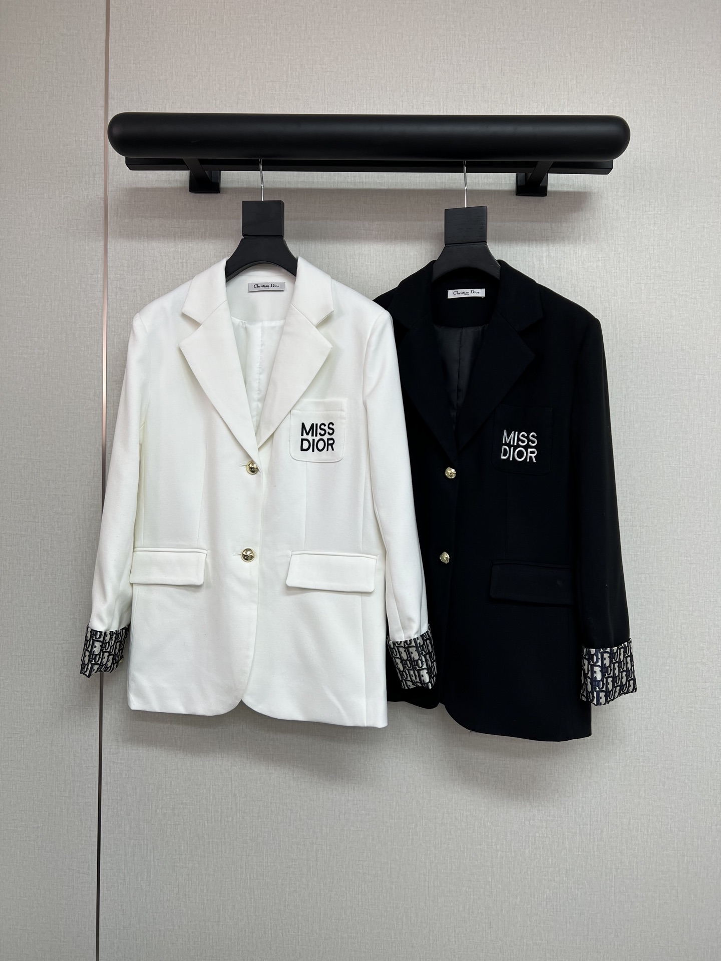 NO:561785,High quality Dio*/25SS new casual suit jacket/letter embroidery decoration/high-end buttons/jacquard sleeve splicing/high quality/two colors and three codes SML,,dior,jackets & coats,business suit,alexander wang19860909高品质Dio*/25SS新款休闲西装外套/字母刺绣装饰/高级纽扣/提花袖子拼接/高品质/两色三码SML,,dior,jackets & coats,business suit,alexander wang,Women's clothing