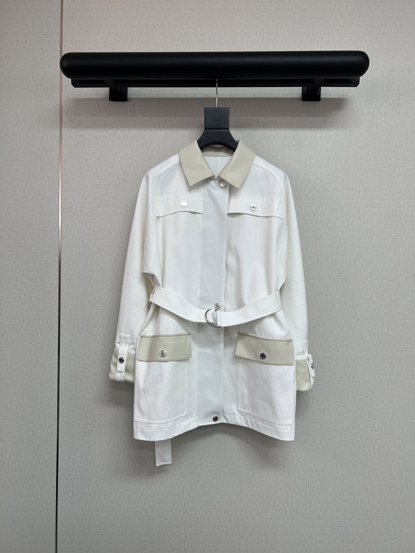 NO:563741,High-quality H*rmes autumn and winter. It is worthy of being a single product of the H family. At first glance, it is a coat that is full of luxury. The overall tone is milky white. The highlight is the leather collar/cuffs/pockets. It is made of environmentally friendly leather. It is very soft and delicate. Customized buttons. You can see the quality of the details. SML,,jackets & coats,alexander wang19860909高品质H*rmes秋冬 不愧是H家的单品 一看就是贵气感满满的外套 整体奶白色基调 亮点就在于领口/袖口/口袋拼皮质 采用环保皮料 非常柔软细腻 定制纽扣 细节品质看得见 SML,,jackets & coats,alexander wang,Women's clothing