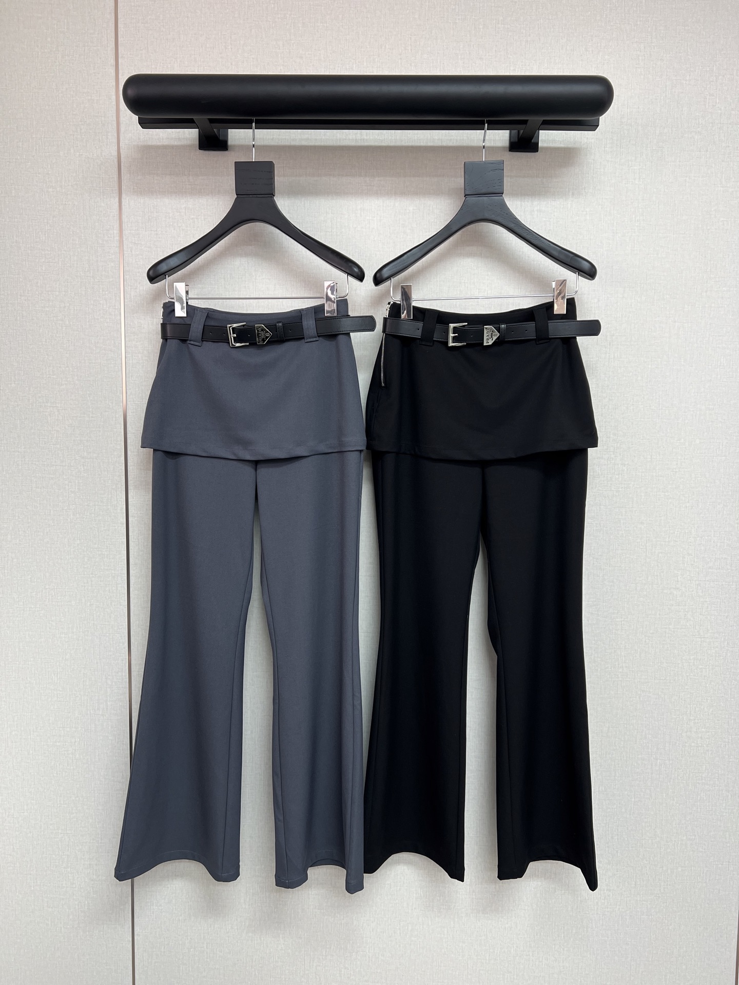 NO:563702,High-quality DRADA autumn and winter new fake two-piece hip curtain suit pants, high-waist drape, casual low-cut floor-length pants with belt, back pocket, lip, classic triangle brand decoration, two-color SML,, business suit, alexander wang19860909高品质DRADA秋冬新款假两件臀帘西装裤高腰垂感休闲微喇拖地裤搭配腰带后袋唇经典三角牌装饰两色SML,,business suit,alexander wang,Women's clothing