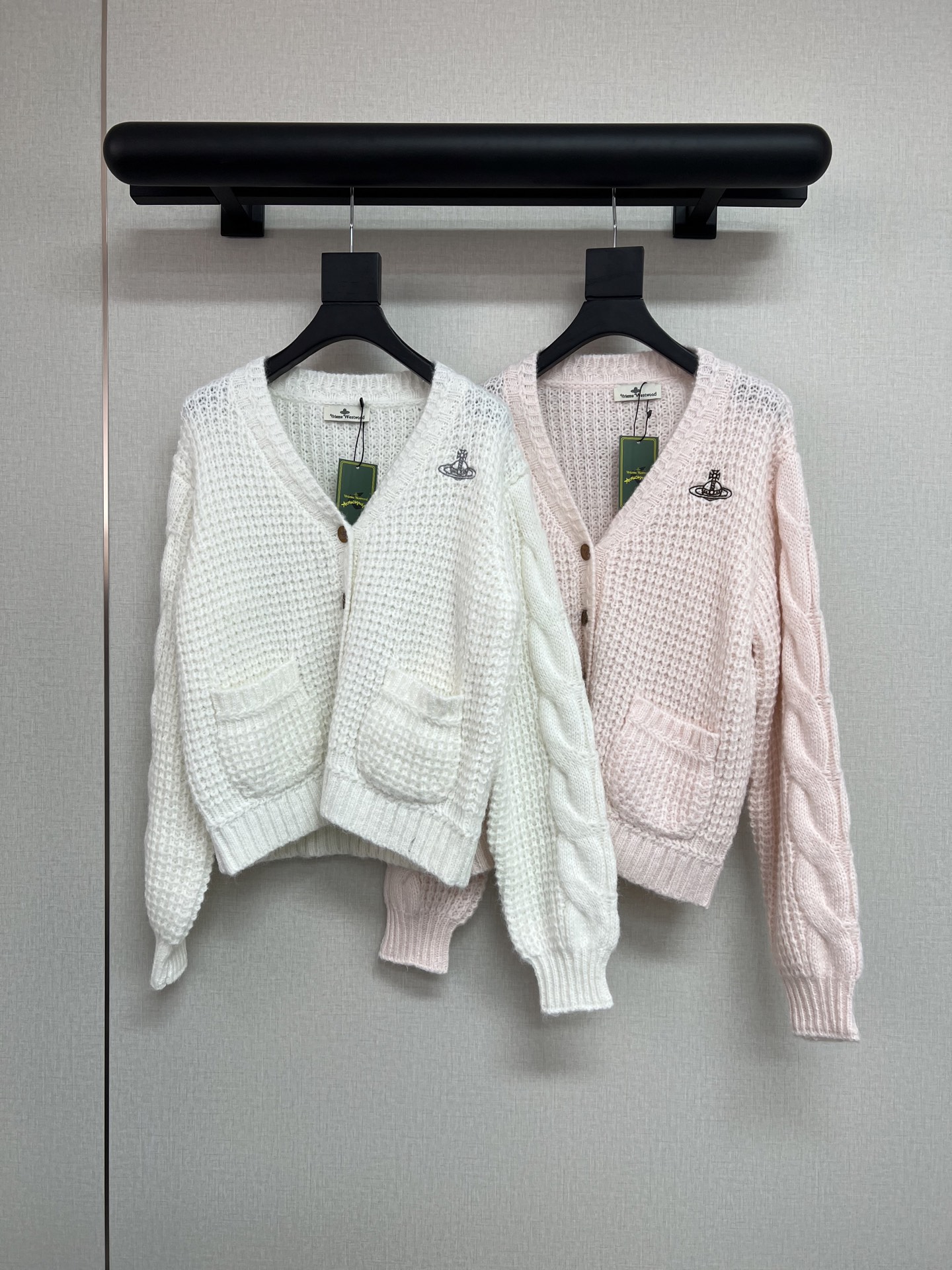 NO:565014,High-quality Vivienne Autumn and Winter. The thick-line sweater is so beautiful and soft. It has a relaxed and lazy feeling. You can imagine how it looks like wearing it. The V-neck cardigan has a loose fit. The sleeves are made of twist design. Milky white/light pink. They all look good. SML,,sweaters,alexander wang19860909高品质西太后Vivienne秋冬 太好看太软糯的粗线大毛衣 松弛慵懒感满满 都能想象出穿上它的样子 V领开衫宽松版型 袖子拼麻花设计 奶白色/淡粉色 都很好看 SML,,sweaters,alexander wang,Women's clothing