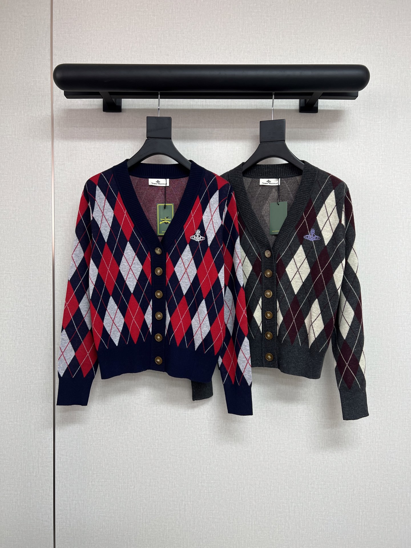 NO:566805,High-quality West Queen Vivienne Autumn and Winter This year's West Queen Vivienne is really open. There are a lot of woolen fabrics, all of which are popular. This knitted cardigan has a plaid pattern that is attractive at first glance. It is made of a blend of 4 kinds of yarns. The cardigan style is universal in early autumn. Formula SML, alexander wang19860909高品质西太后Vivienne秋冬 今年的西太后真的开挂啦 出了好多毛织 款款入人心呢 这款针织开衫 一眼看好的格纹图案 4种纱线混纺而成 开衫款式早秋万能搭配公式SML,,alexander wang,Women's clothing