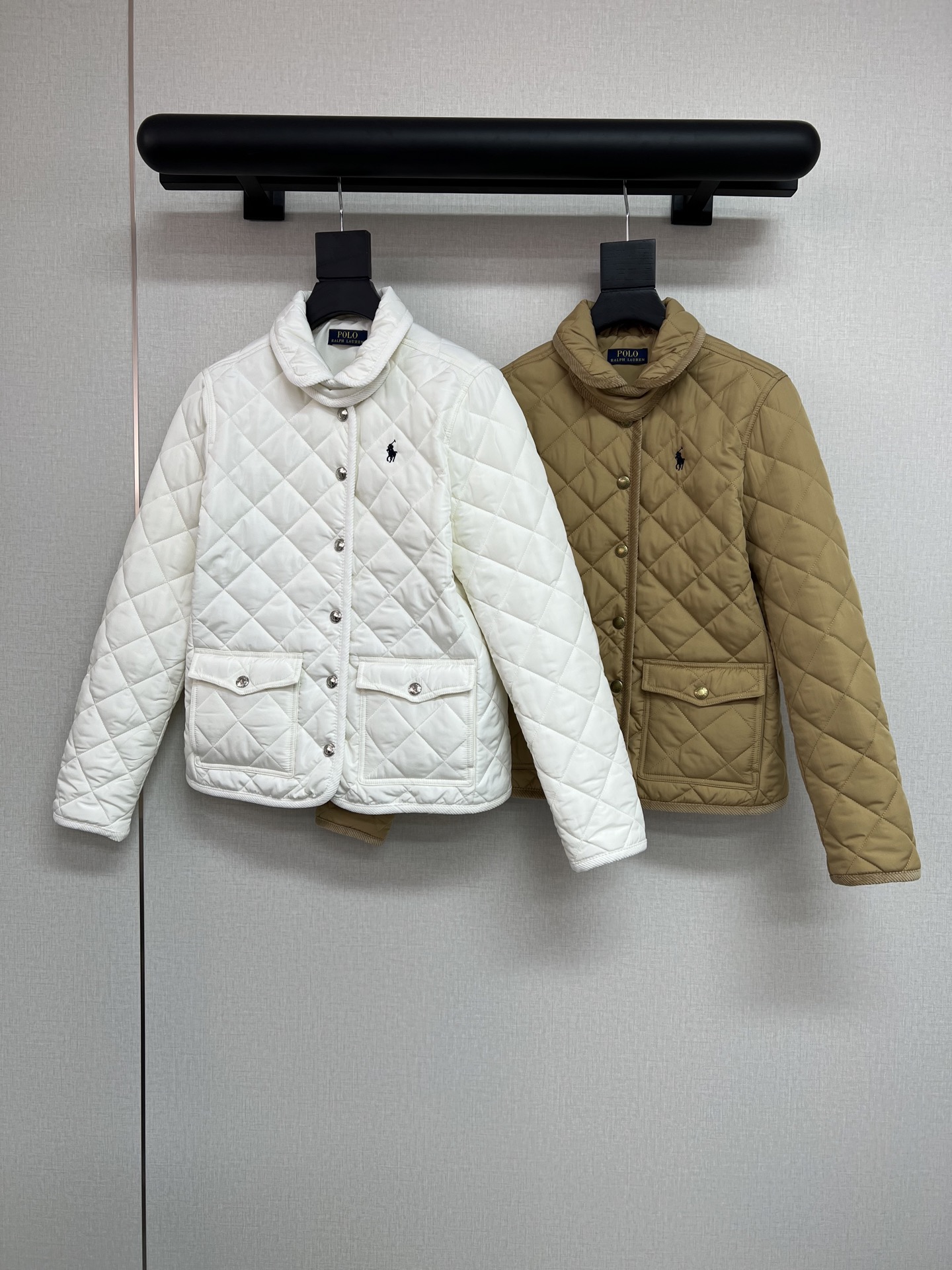 NO:565016,High-quality hot-selling Raff 2025 autumn and winter series. This year's new milk white/milk tea color is also a classic style made by my family. It is spliced ​​with corduroy binding and all hand-drawn binding strips. Positioned embroidery and customized hardware buttons. Double-open pocket design. The waist design is both warm and slimming. Both colors are really good-looking. SML,,alexander wang19860909高品质爆款拉夫 2025秋冬系列 今年新出的奶白色/奶茶色 也是我家做过的经典款 拼接灯芯绒包边 都是手工拉捆条 定位刺绣和定制五金纽扣 双开口口袋设计 收腰设计即保暖又显瘦 两个色真的都好看 SML,,alexander wang,Women's clothing