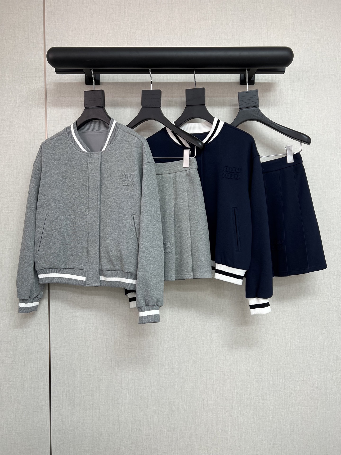 NO:565048,High-quality MiuMiu*2025 new autumn and winter suit baseball uniform jacket pleated skirt chest/skirt original cloth letter logo patch embroidery decoration neckline/cuffs/hem spliced ​​ribbed fabric jacket with hidden button zipper design slightly wide off-shoulder version relaxed and comfortable upper body age-reducing versatile fabric soft and delicate two-color SML,,miumiu,skirts,jackets & coats,alexander wang19860909高品质MiuMiu*2025秋冬新款套装棒球服外套压褶半裙胸前/裙摆本布字母logo贴布绣装饰领口/袖口/下摆拼接罗纹面料外套带有暗扣拉链设计微阔落肩版型松弛舒适一整套上身减龄百搭面料柔软细腻两色SML,,miumiu,skirts,jackets & coats,alexander wang,Women's clothing