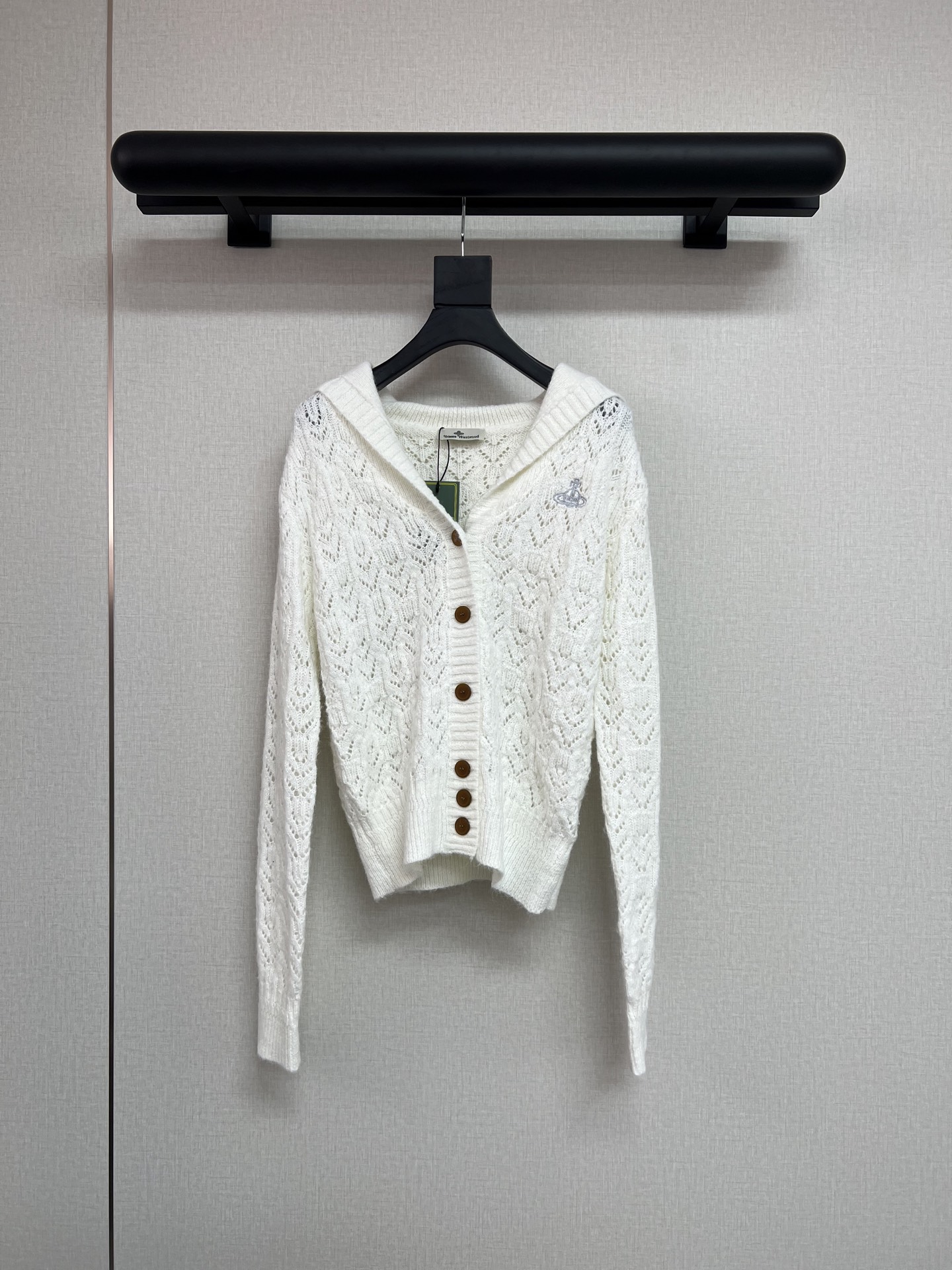 NO:566811,High-quality Saturn Vivienne autumn and winter series. Sweater with cloud-like texture. Soft and waxy white. Three-dimensional texture knitting technology. The navy collar design is also very beautiful. SML,,sweaters,alexander wang19860909高品质土星Vivienne秋冬系列 如云朵一般质感的毛衣 软软糯糯白色 立体纹路针织工艺 海军领设计也很好看 SML,,sweaters,alexander wang,Women's clothing