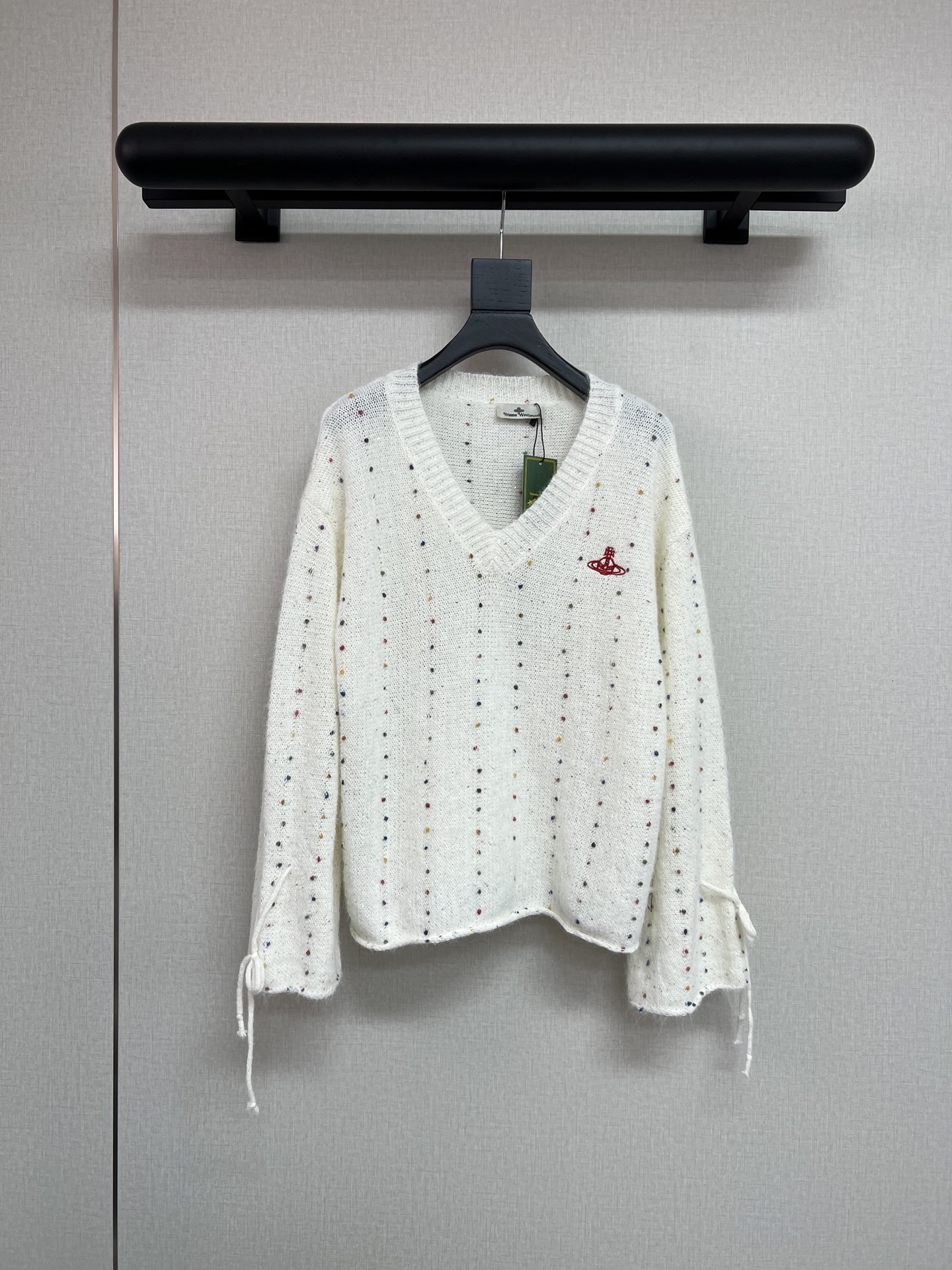 NO:566818,High-quality West Queen Vivienne autumn and winter. Super nice white sweater with colorful knitted embellishments. Large V-neck and loose fit. Full of relaxation. Soft and waxy texture. I can imagine wearing it on a snowy day. SML,,sweaters,alexander wang19860909高品质西太后Vivienne秋冬 超好看的白色基调毛衣 彩色点点针织点缀 大V领宽松版型 松弛感满满 软软糯糯的质感 能想象出雪天的穿搭SML,,sweaters,alexander wang,Women's clothing