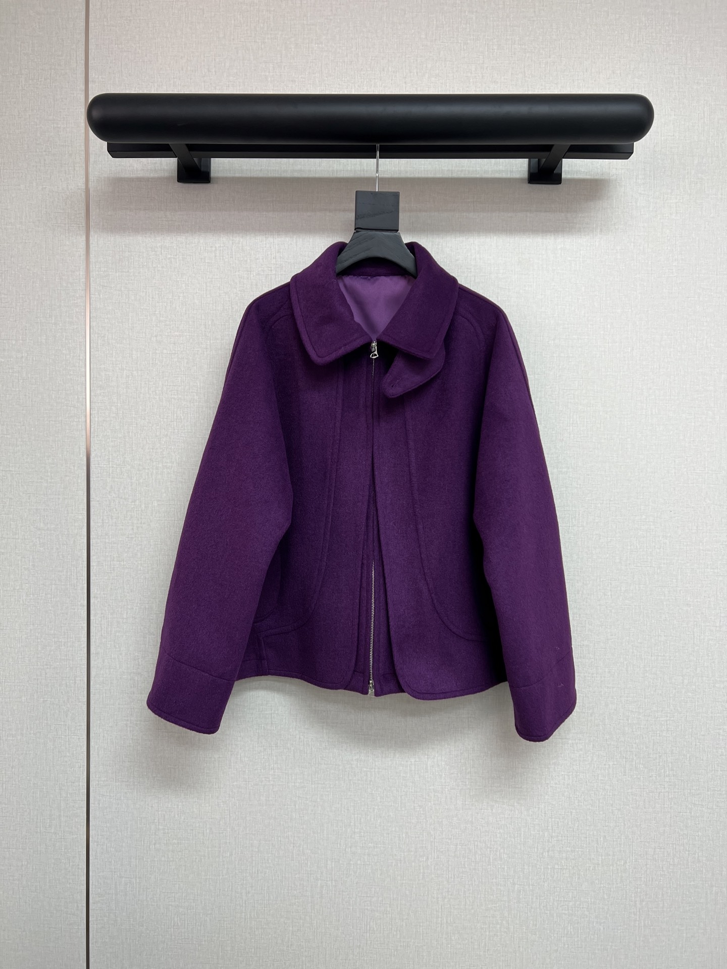 NO:569945,High-quality Pronounce Autumn and Winter Series Purple Wool Coat ~ Definitely the natural purple ~ Grape Purple. It is really beautiful. It is made of 60% wool wool fabric, which is thick and textured. You can imagine how difficult it is to match this purple color. The color is so advanced and mysterious. The silhouette hides pockets for careful attention. Zipper design. It is a coat item that will never conflict with each other. SML,, alexander wang19860909高品质pronounce秋冬系列 紫色羊毛呢大衣～ 绝对的本命紫色～葡萄紫 真的太好看了 采用60羊毛毛呢面料 有厚度有质感 可想而知这个这个紫色有多难对色 颜色实在太高级神秘了 廓形暗藏小心机的口袋 拉链设计 绝对不会撞款的大衣单品 SML,,alexander wang,Women's clothing