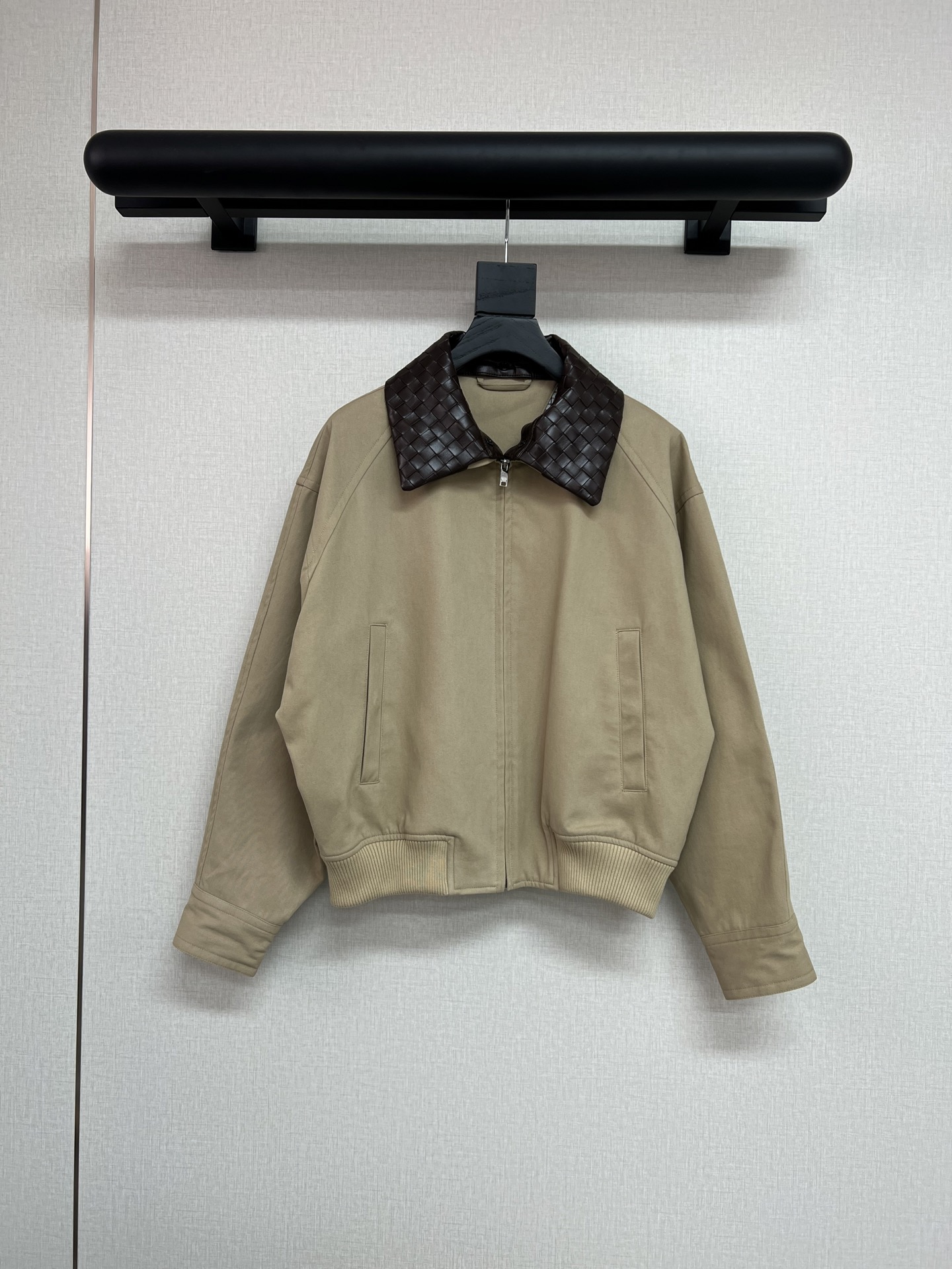 NO:569953,High-quality BV2025 autumn and winter series. A high-end jacket at first glance. It is also one of the most attractive jackets this season. The collar is spliced with eco-friendly leather. The texture is soft and delicate. Three-dimensional classic woven grid. Detachable design. Every detail is visible. Full of restoration. The whole body is made of customized cotton-like material. The original version fabric is a bit hard. In the end, I used other fabrics. The new fabric is more skin-friendly and has better wearability. The threads are all customized in color. Triangular stitching buttons. The details are all made for everyone.  SML,,bottega veneta,jackets & coats,jackets & coats,alexander wang19860909高品质BV2025秋冬系列 一眼高级的夹克外套 也是这一季最有魅力的外套之一 领口拼接环保皮了 质地柔软细腻 立体经典编织格 可拆卸设计 细节都看得见 满满地还原度 整体采用定制的棉感材质 元版面料有点硬 最终我还是用了其他面料 新面料更加亲肤 实穿性更好 螺纹都是配色定制的 三角缝法的扣子 细节都给大家做出来咯 SML,,bottega veneta,jackets & coats,jackets & coats,alexander wang,Women's clothing