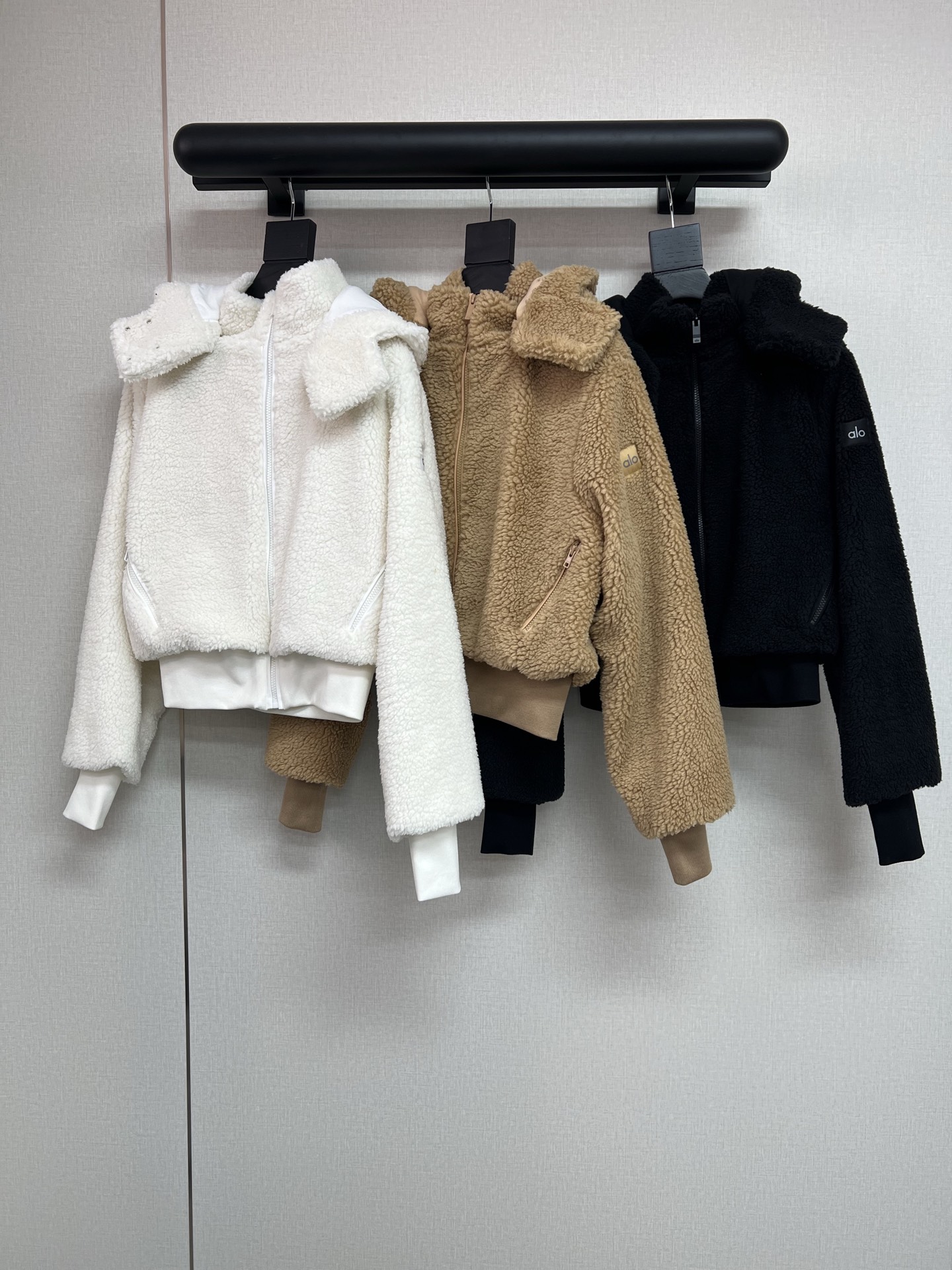 NO:569972,High-quality alo, a super hot style, a popular brand in the European and American fashion circles. Many supermodels such as Rosie/Candice, etc., are wearing it. Whether it is going out or doing fitness and yoga, they are all fashionable items that can be matched with each other. You can customize the yuan version. You can refer to the quality of alo online. Haha, we all use good materials. Zipper accessories are all customized. Just close your eyes and wear it. Three-color SML,, alexander wang19860909高品质alo 超级爆款 火遍欧美时尚圈的品牌 众多超模肯豆/Rosie/Candice等 时尚博主都有在穿搭 不论是出街还是健身瑜伽 都是可以搭配的时尚单品 元版入手定制 alo的品质大家可以网上参考 哈哈 我们都还用的好的料子 拉链辅料都是定制的 闭眼入就好了 三色SML,,alexander wang,Women's clothing