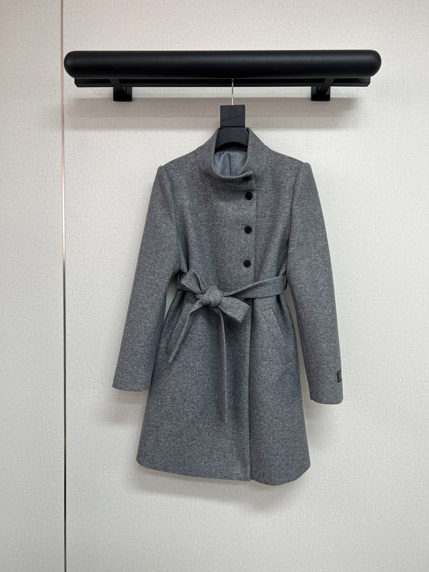 NO:575864,High-quality di*r 2025 autumn and winter series. It was originally a children's model, but it has been changed to an adult model. The gray coat is a must-have in your wardrobe. It is a classic that will never go out of style. What I pursue is simple and stylish tailoring. The buttons on one side add to the fashion. The small stand-up collar highlights the neatness of mature women. SML,,alexander wang19860909高品质di*r 2025秋冬系列 本来是儿童款 改成成人款啦 灰色大衣真的衣柜里要有一件 万年经典不会过时 追求的就是简洁有型的剪裁 偏一边的纽扣增加了时髦度 小立领凸显成熟女性的利落感 SML,,alexander wang,Women's clothing