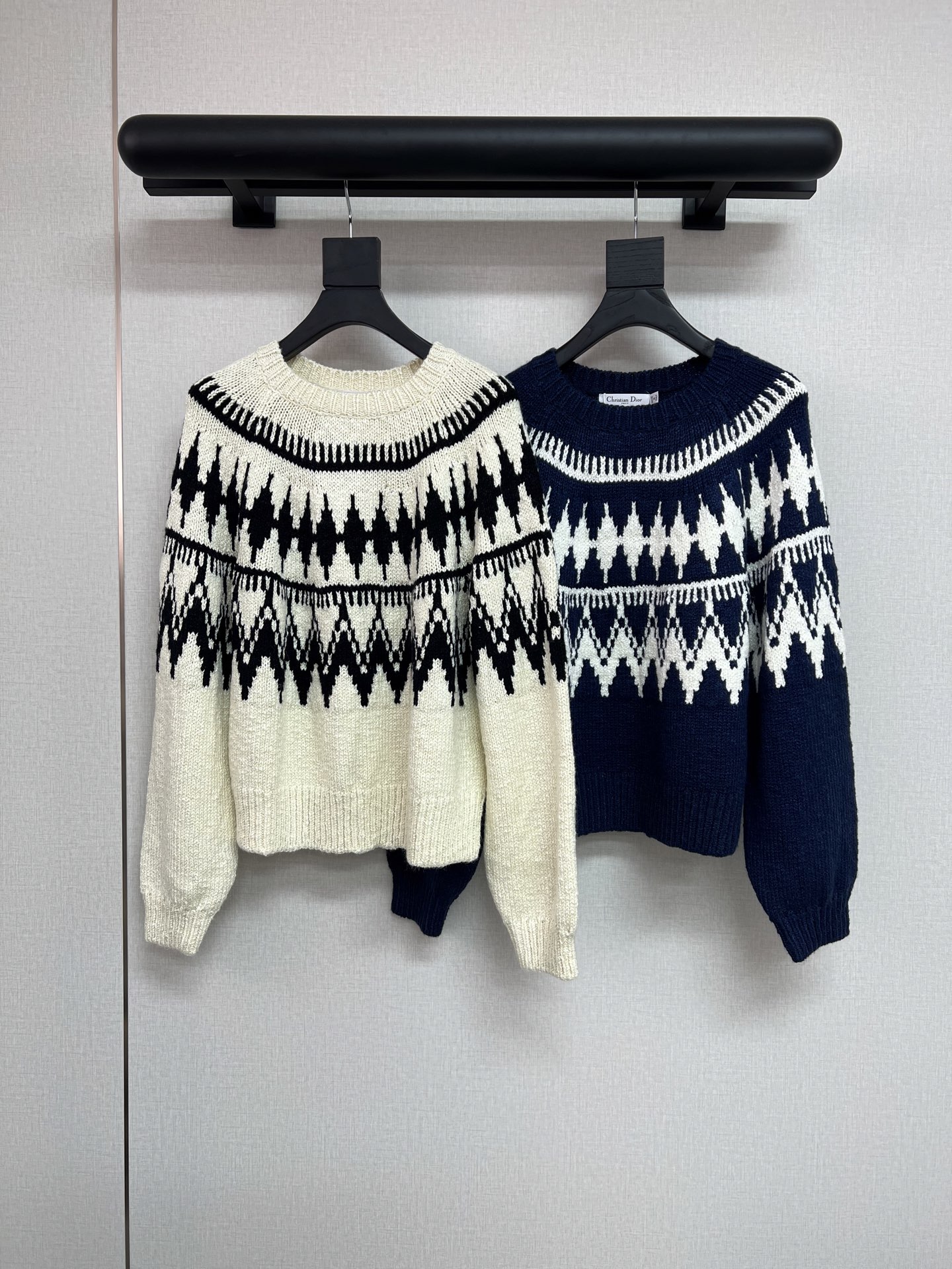 NO:577708,High-quality di*r 2025 ski Alps series. This series is really beautiful. It is infinitely suitable for the snow season~ Thick thread custom-made mixed color yarn. Color-blocking rhombus contrasting design. The loose silhouette is really super tolerant. The fabric is soft, waxy and thick, really good-looking. There are 2 models of round neck/high collar. 2 colors: off-white/dark blue. SML,,loro piana,alexander wang19860909高品质di*r 2025滑雪Alps系列 这个系列真的太好看了 与雪季无限适配～ 粗线定制混色纱线 拼色菱格纹撞色设计 宽松廓形真的超级包容 面料软软糯糯又厚实真的好看 圆领/高领2个款 米白/深蓝2个色 SML,,loro piana,alexander wang,Women's clothing