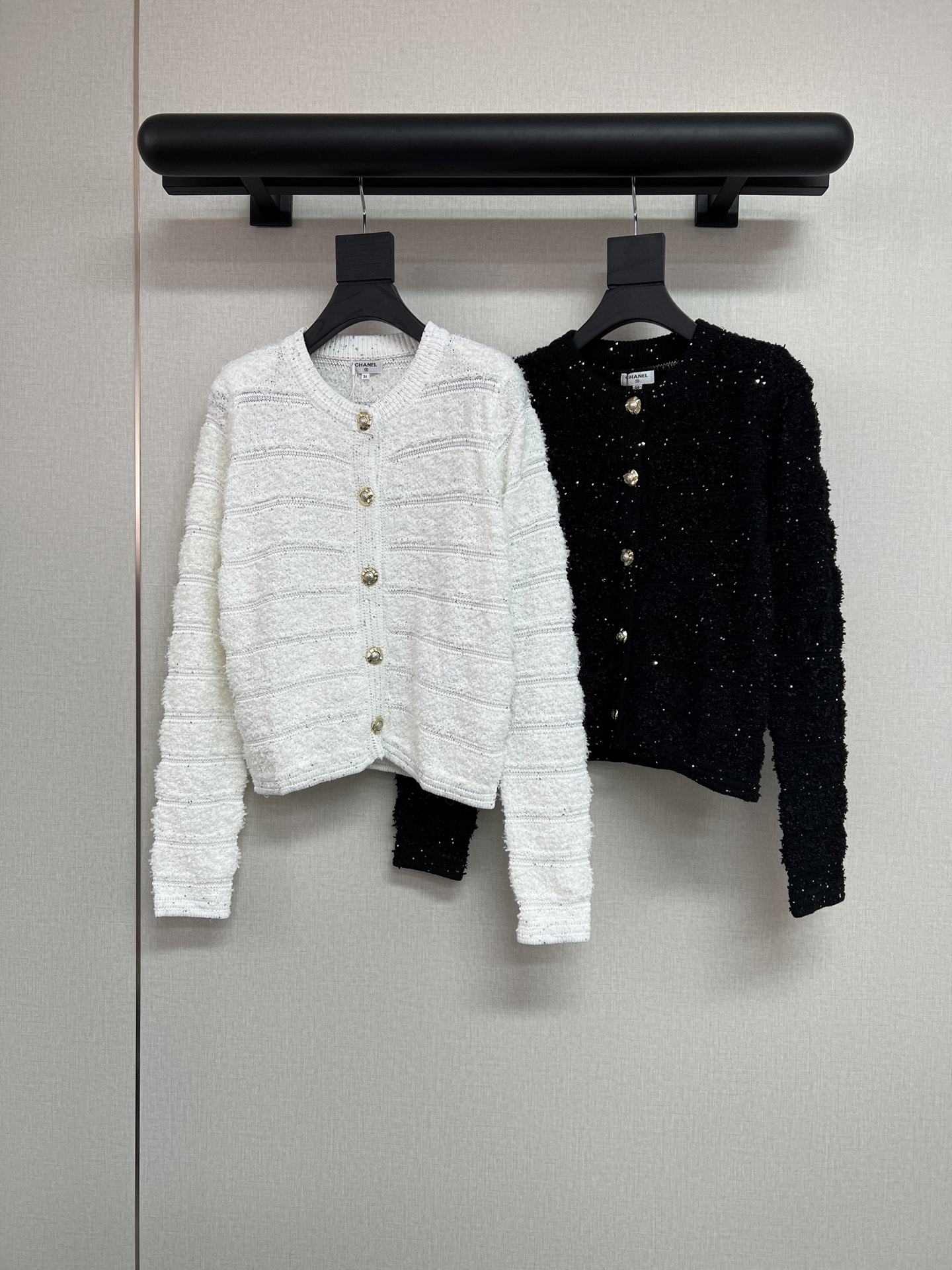 NO:577990,High-quality Xiaoxiangfeng*2025 autumn and winter series. Super beautiful Xiaoxiangfeng sequined sweater cardigan. Classic black and white. Three-dimensional craft wool. The whole dress is thick and warm. A coat cardigan full of details. You will understand it when you get it. Three-dimensional retro jacquard buttons. Old money feel. Two-color SML, jackets & coats, sweaters, alexander wang19860909高品质小香风*2025秋冬系列 超美的小香风珠片毛衣开衫 经典的黑白色 立体工艺毛织 整件衣服也厚实保暖 细节满满的一款外套开衫 拿到手就懂了 立体复古的提花纽扣 老钱感 两色SML,,jackets & coats,sweaters,alexander wang,Women's clothing