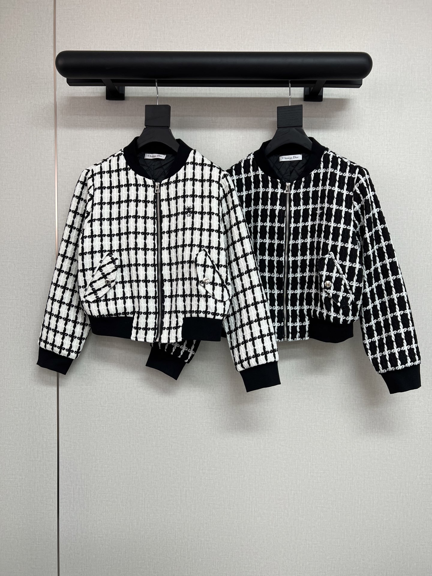 NO:578230,High-quality Dior2025 autumn and winter series. Classic black and white plaid woolen fabric with cotton lining. Little bee embroidery. Loose silhouette upper body, casual, warm and fashionable. Ribbed collar and side pockets. Customized buttons. Two-color SML, dior, alexander wang.19860909高品质Dior2025秋冬系列 经典黑白格纹粗纺面料内里夹棉 小蜜蜂刺绣 宽松廓形上身休闲保暖又时髦 罗纹衣领和侧面口袋 定制扣子 两色SML,,dior,alexander wang,Women's clothing