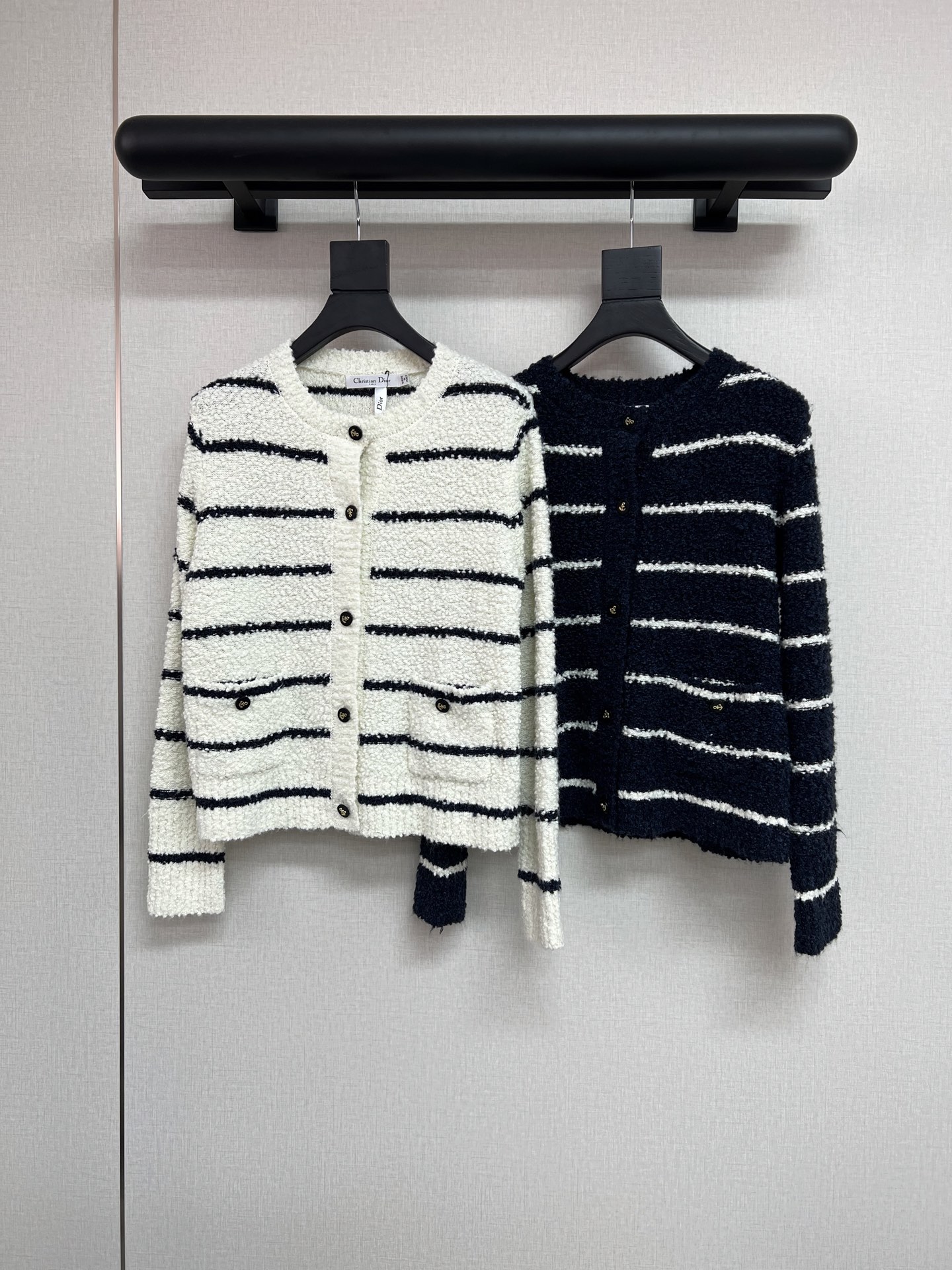 NO:578910,High-quality di*r 2026 early spring series. The same item from Zhou Ye. Although it is early spring, it is also very thick. It uses a three-dimensional special weaving method. The fabric has a full texture. It looks good. Classic stripe elements. White/blue SML,, alexander wang19860909高品质di*r 2026早春系列 周也同款单品 虽然是早春 但也是很厚实的 采用立体特殊工艺织法 面料的肌理感十足 看着就是好东西 经典条纹元素 白/蓝SML,,alexander wang,Women's clothing