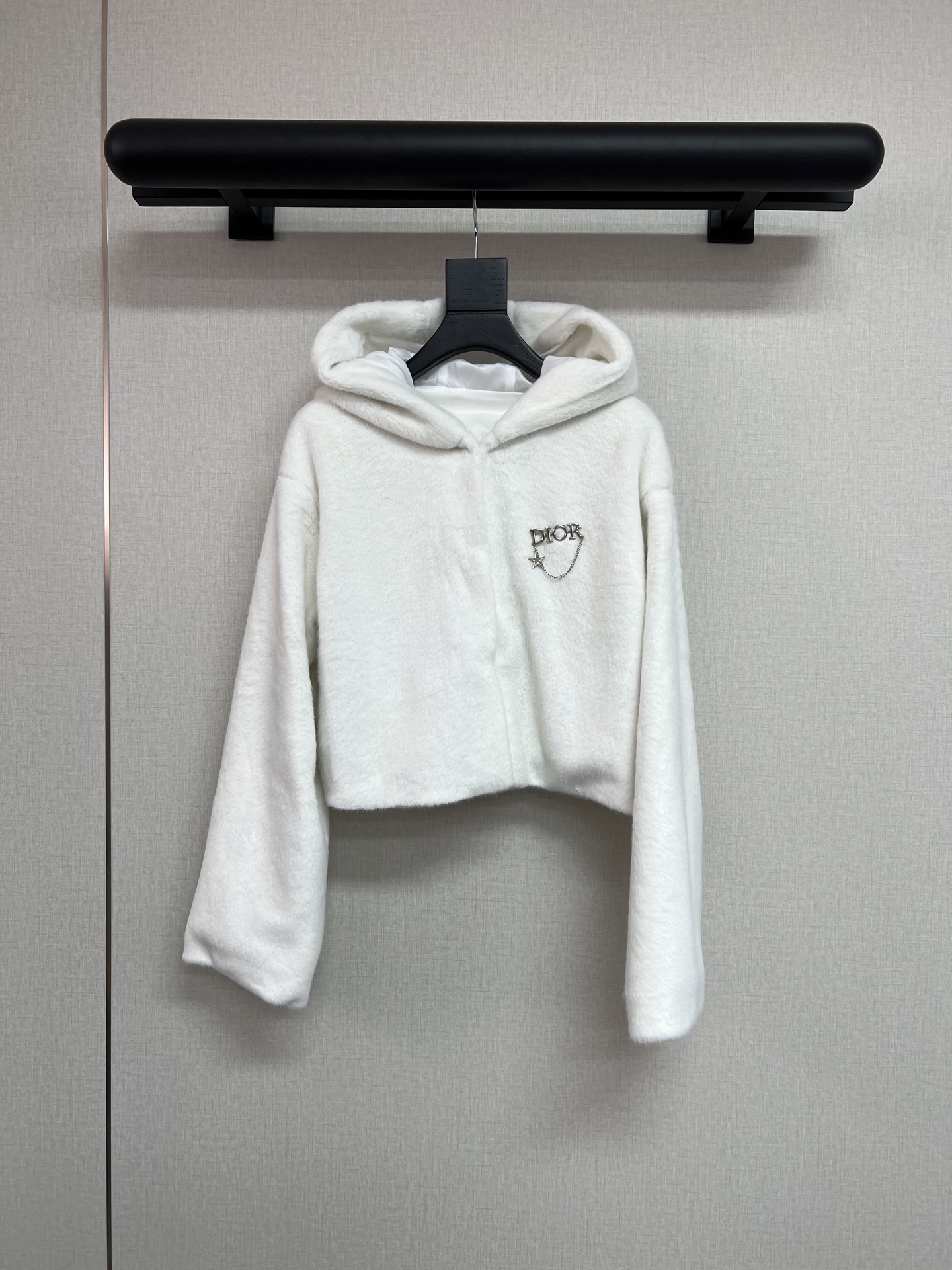 NO:586595,High-quality di*r environmentally friendly mink fur series. White mink is perfect for winter. Environmentally friendly mink fabric is very soft and delicate. The overall simple small jacket style. The hood adds a casual element. D brooch is delivered for party productions/dates. They are all highly recommended items. SML, dior, jackets & coats, brooch, breastpin, hats, alexander wang19860909高品质di*r 环保水貂绒皮草系列 白色貂绒跟冬季实在太适配 环保水貂面料 非常柔软细腻 整体简洁的小外套款式 连帽增加休闲元素 配送d家胸针 聚会出片/约会 都是非常推荐的单品 SML,,dior,jackets & coats,brooch，breastpin,hats,alexander wang,Women's clothing