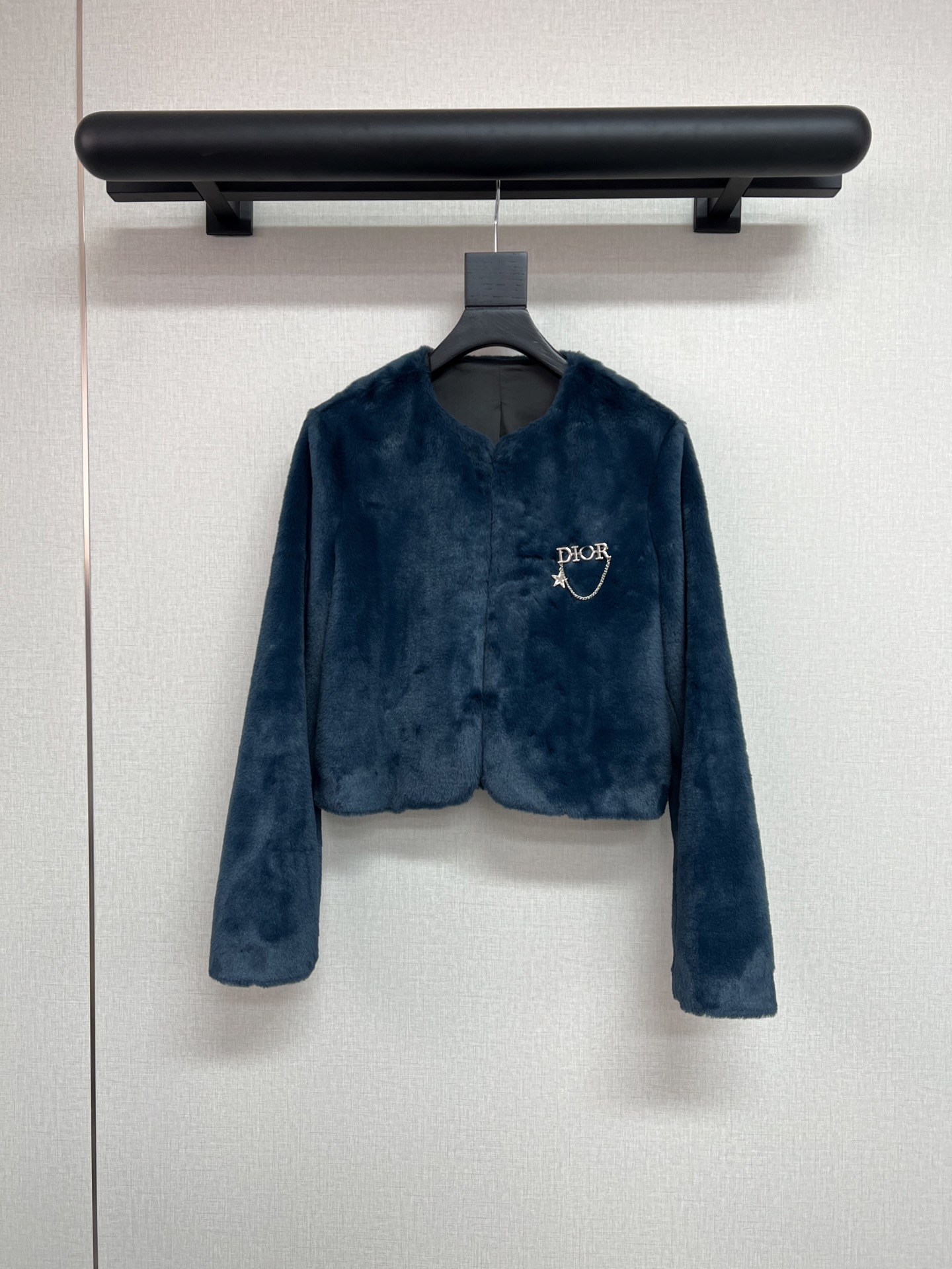 NO:586669,High-quality di*r environmentally friendly mink fur series. Super beautiful peacock blue. Different colors in different lights. Super beautiful. Shines like a noble peacock. Simple small coat style. Matched with D brooch. Really delicate and gentle. Perfect for dating/filming. SML, dior, jackets & coats, brooch, breastpin, alexander wang19860909高品质di*r 环保水貂绒皮草系列 超美的孔雀蓝 不同光线不同颜色超级美丽 像一支高贵的孔雀一样闪耀 简单的小外套版型 配上D家胸针 真的精致又温柔 约会/出片都是一绝 SML,,dior,jackets & coats,brooch，breastpin,alexander wang,Women's clothing