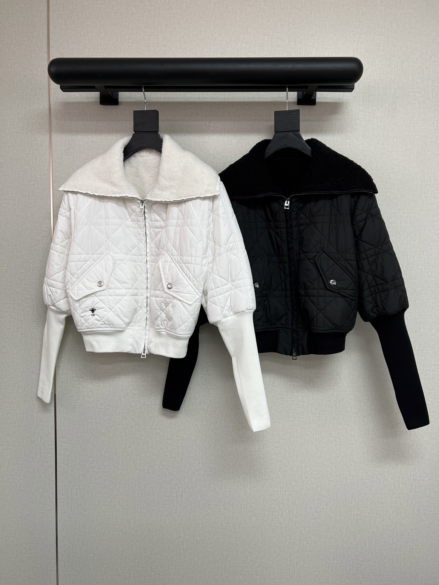 NO:587262,High-quality di*r 2025 autumn and winter series. The classic D family Princess Diana rhombus cotton jacket. It is made of quilted embroidered cotton technology. The lining is compounded with sheep's curly wool. The double-layer warmth is really good-looking. The cuffs are very special. The spliced ​​rib sleeves are very long. Fashionable and sporty. Classic black and white 2 colors SML, dior, alexander wang19860909高品质di*r 2025秋冬系列 经典的D家戴妃菱格纹棉服 采用绗绣涧棉工艺 内里复合羊卷毛 双层保暖真的好看 袖口很特别的是 拼接螺纹袖子很长 时髦又运动风十足 经典黑白2色 SML,,dior,alexander wang,Women's clothing