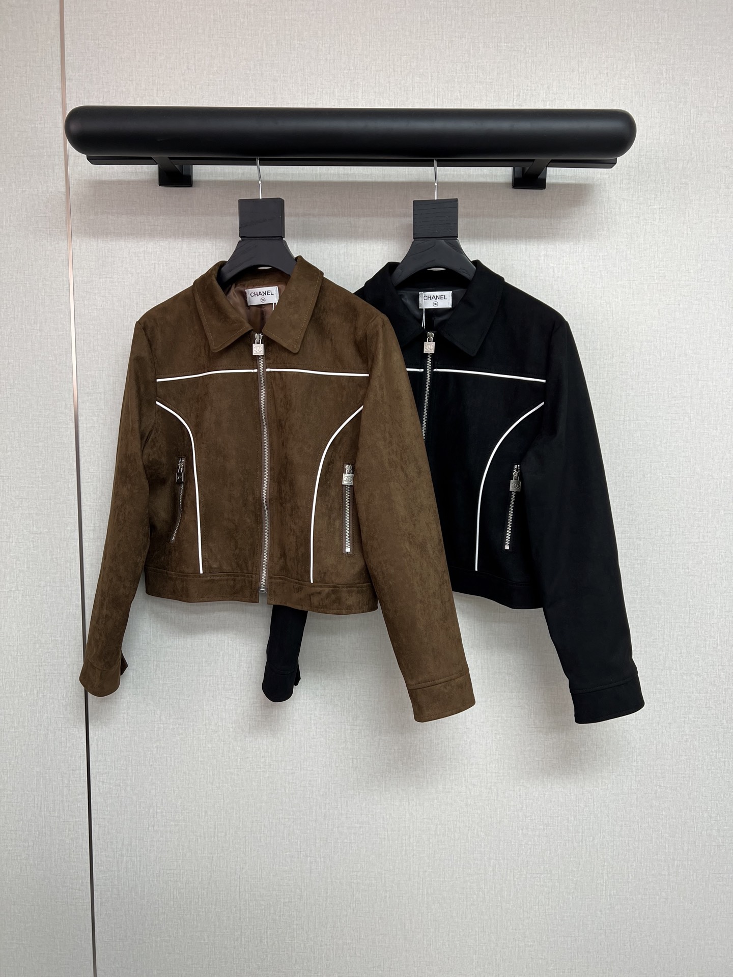 NO:588379,High-quality CHANL*25 new autumn and winter jacket motorcycle small jacket/small white strip stitching/double pocket decoration/high version two-color SML,,chanel,jackets & coats,jackets & coats,alexander wang19860909高品质CHANL*25年秋冬新款夹克机车小外套/小白条拼接/双口袋装饰/高版本两色SML,,chanel,jackets & coats,jackets & coats,alexander wang,Women's clothing