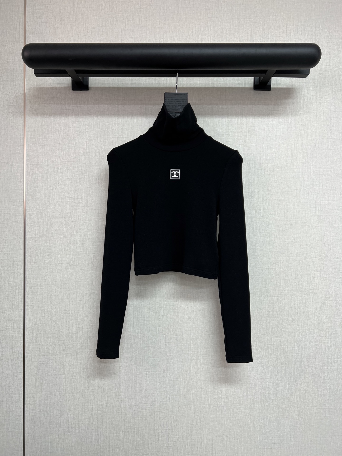 NO:589518,High-quality Chane*2025 new autumn and winter short tight long-sleeved high-neck bottoming shirt with double C brand decoration on the chest. Wear it alone or with a jacket. It is super good-looking. The velvet fabric is skin-friendly, comfortable and soft. It is simple and elegant, showing off the body proportions. High-quality black SML, chanel, jackets & coats, alexander wang19860909高品质Chane*2025秋冬新款短款紧身长袖高领打底衫胸前双C牌牌装饰单穿或者搭配外套都是超级好看加绒面料亲肤舒适柔软身上简约大气超显身材比例高品质黑色SML,,chanel,jackets & coats,alexander wang,Women's clothing