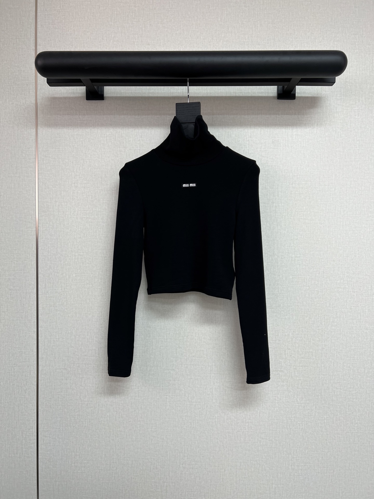 NO:589460,High-quality miumiu 2025 new autumn and winter short tight long-sleeved turtleneck bottoming shirt with miumiulogo decoration on the chest. Wear it alone or with a jacket. It is super good-looking. The velvet fabric is skin-friendly, comfortable and soft. It is simple and elegant, showing off the body proportions. High-quality black SML,,miumiu,jackets & coats,alexander wang19860909高品质miumiu2025秋冬新款短款紧身长袖高领打底衫胸前miumiulogo装饰单穿或者搭配外套都是超级好看加绒面料亲肤舒适柔软身上简约大气超显身材比例高品质黑色SML,,miumiu,jackets & coats,alexander wang,Women's clothing