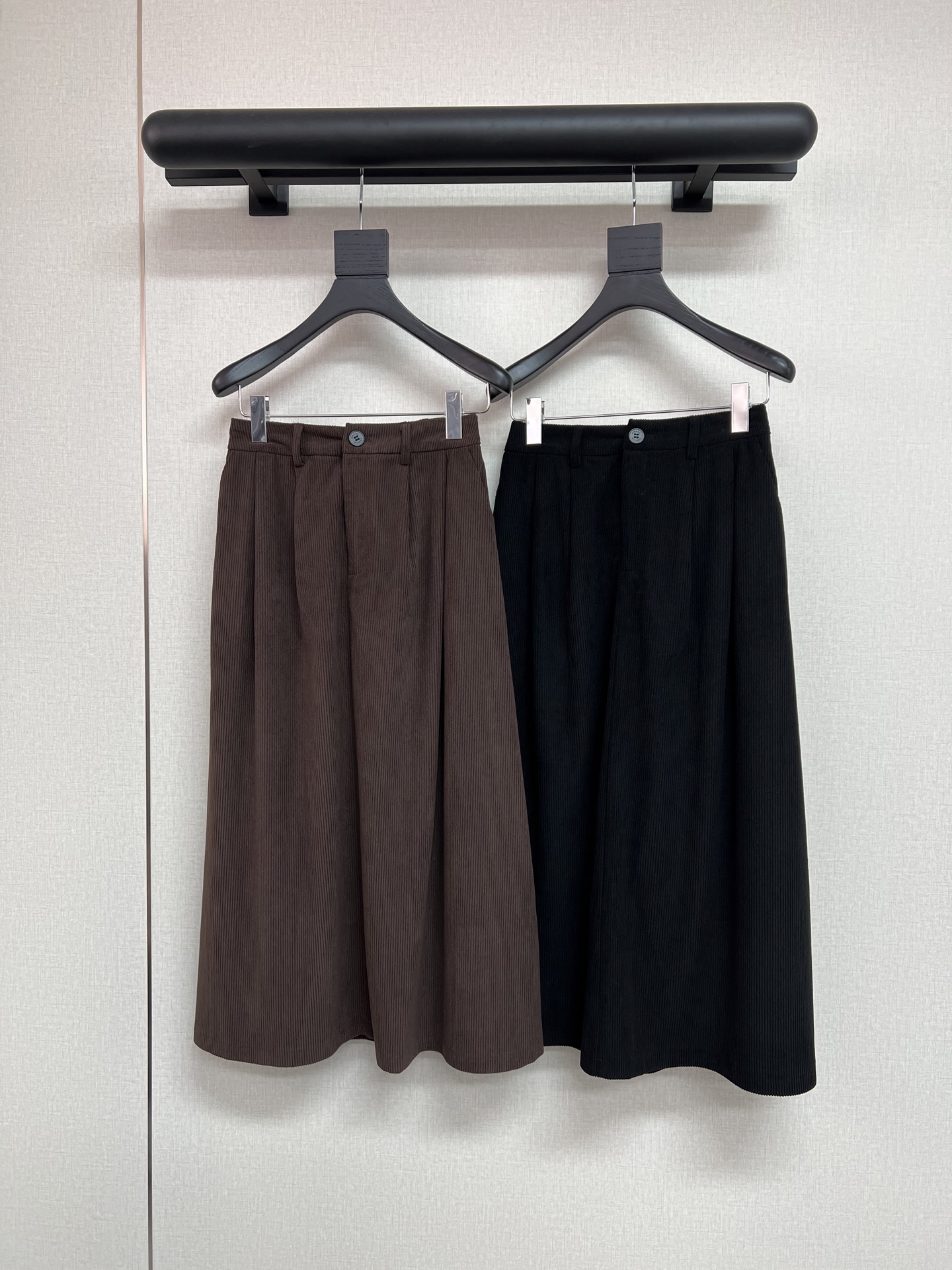 NO:589478,High-quality DRADA2025 new autumn and winter corduroy A-line skirt, back pocket flap triangle plate decoration, black coffee color SML,,skirts,alexander wang19860909高品质DRADA2025秋冬新款灯芯绒A字半身裙后袋盖三角牌装饰黑色咖色SML,,skirts,alexander wang,Women's clothing