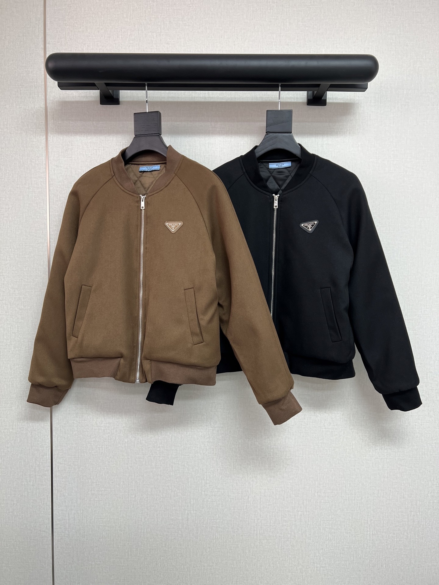 NO:589520,High-quality PRADA/2025 autumn and winter new cotton jacket/simple and elegant/triangle logo design on the chest/threaded cuffs/two-color SML,,prada,jackets & coats,alexander wang19860909高品质PRADA/2025秋冬新款加棉夹克/简约大气/胸前三角标设计/螺纹袖口/两色SML,,prada,jackets & coats,alexander wang,Women's clothing