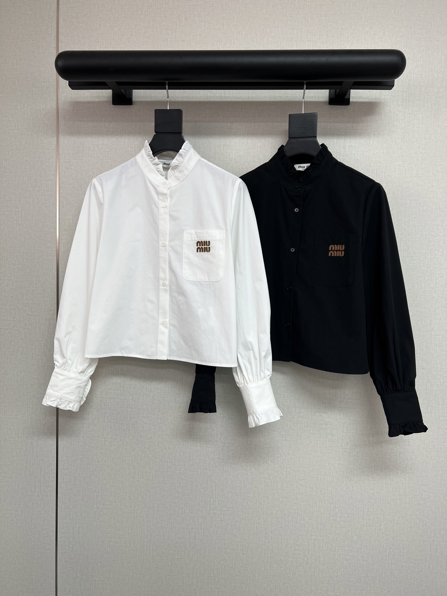 NO:590482,High-quality miumiu 2026 early spring new style, stand-up collar and earring shirt. The chest pocket is decorated with micro-letters. The earring design on the cuffs adds playfulness and liveliness. It looks good with skirts and trousers. It is western and fashionable. Two-color SML,,miumiu,skirts,shirts,alexander wang19860909高品质miumiu2026早春新款 立领木耳边衬衫 胸前口袋点缀字母微标 袖口木耳边设计增加俏皮活泼 搭配半裙 裤子都好看 洋气又时髦 两色SML,,miumiu,skirts,shirts,alexander wang,Women's clothing