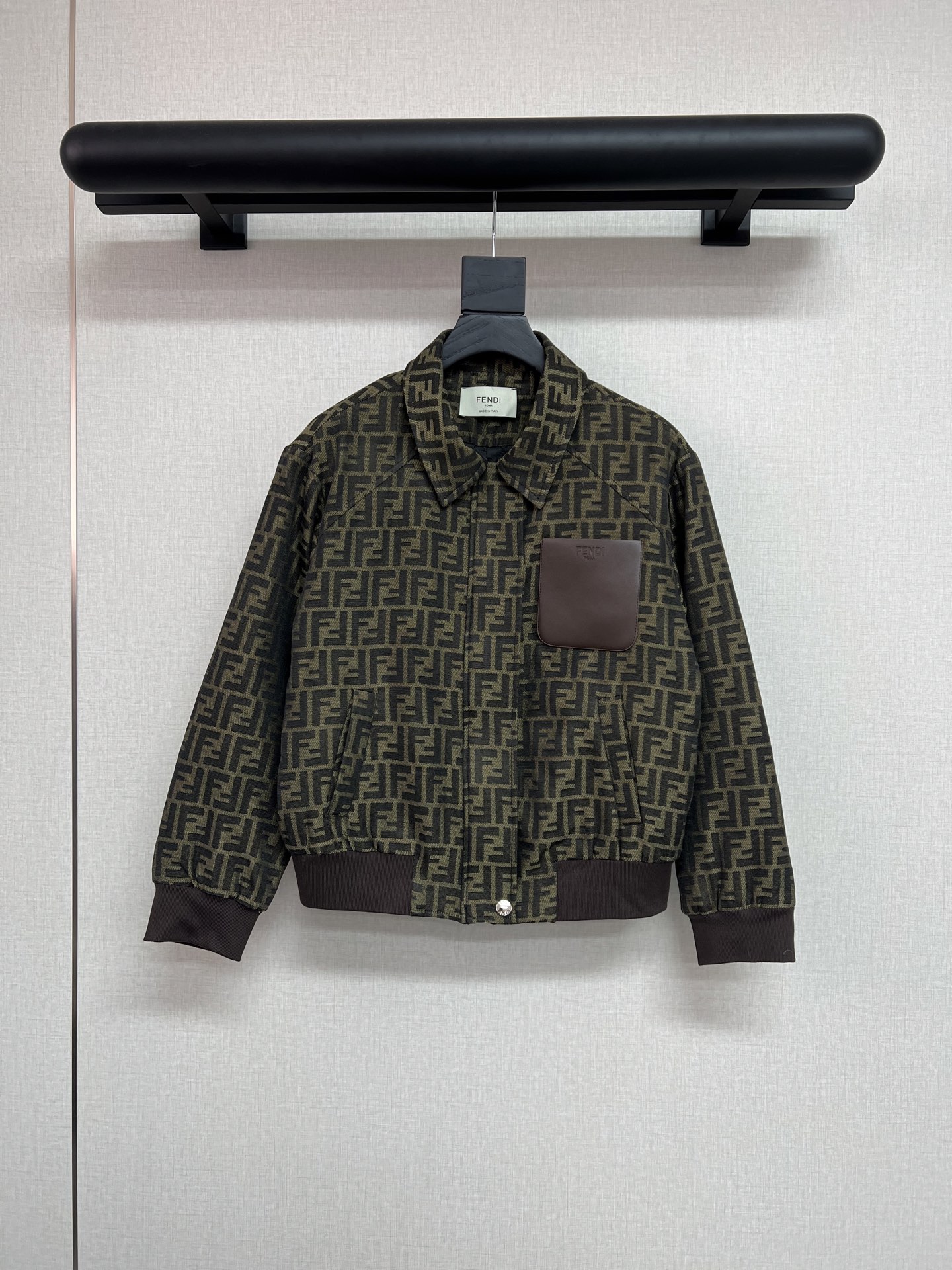 NO:590489,High-quality FENDI*2025 new autumn and winter jackets, high-end jacquard fabrics, customized leather labels, cotton lining, single color SML,,fendi,jackets & coats,jackets & coats,alexander wang19860909高品质FENDI*2025秋冬装新款夹克外套,提花面料高端大气 定制皮标 里布夹棉 单色SML,,fendi,jackets & coats,jackets & coats,alexander wang,Women's clothing